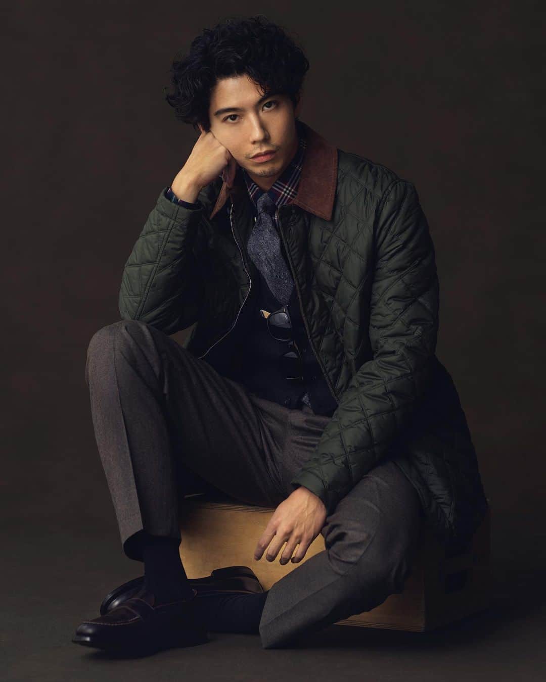 長山一樹のインスタグラム：「GQ JAPANにて賀来賢人さん×Brooks Brothersの撮影を担当させていただきました。  メンズのクラシックな洋服はいつの日も大きく変わることはないけれど、飽きることもない。  @gqjapan  @brooksbrothersjapan  Model @kento_kaku  Stylist @arata0719  Hairmake #tatsuyanishioka Writer @junyahasegawa  Editor @takasugi_gqjapan  Set design #takayukimitsuizumi  Photographer @kazuki_nagayama  #gqjapan #brooksbrothers #賀来賢人 #mensfashion #gentlemanstyle #suit #photography #portrait #hasselblad #h6d #kazukinagayama #長山一樹」