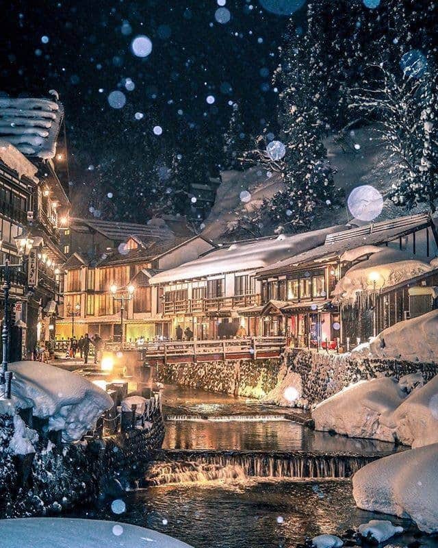 のインスタグラム：「Nostalgic gas lanterns sparkling in the snowfall at Ginzan Onsen set the scene for a truly relaxing view, found only in Japan. #WorldlyNovember  ガス灯のある街並みがノスタルジックな #銀山温泉 ♨️ 日本ならではの雪景色に癒やされます👘 . . Photo by @sakura_abten Post your memories with #FlyJAL  #JapanAirlines #japan #yamagata #japan_night_view」