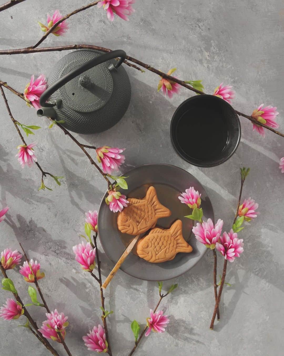 東京堂アーティフィシャルフラワーMAGIQのインスタグラム：「・ 【アーティフィシャルで季節を迎える】 ～Ｗinter Color Flower🎍NewYear (ウィンターカラーフラワー🎍正月）～ ・ FM3900　紅色マンサク  ・ ・ 【ジョイフル クリスマス🎄キャンペーン】開催中！ 期間:2020年11月2日(月)〜11月30日(月) 入賞→ ６名 発表→ 12月3日(木) 、4日（金） ・ ●テーマ 【クリスマス🎅】の写真を投稿してください。 ・ 応募は簡単！ 以下参加方法にて、どなたでも参加OKです。 ◎参加方法 ① @magiq.jp をフォロー ② #magiqクリスマス2020 をタグ付けて投稿して下さい！ ・ 皆さまのご参加をお待ちしております！！ ・ ・ #MAGIQ #MAGIQのある暮らし #TOKYODO #東京堂 #アーティフィシャルフラワー #アーティフィシャル #アートフラワー #造花  #フェイクフラワー  #花 #花のある暮らし #花のある生活 #花好きな人と繋がりたい #花を飾る #インテリア #インテリアフラワー  #フラワーデザイン #フラワーアレンジメント #フラワーアレンジ #アレンジメント #artificial #artificialflower #flowerofinstagram #flowersoninstagram #花藝 #꽃스타그램 #조화 #お正月のお花」