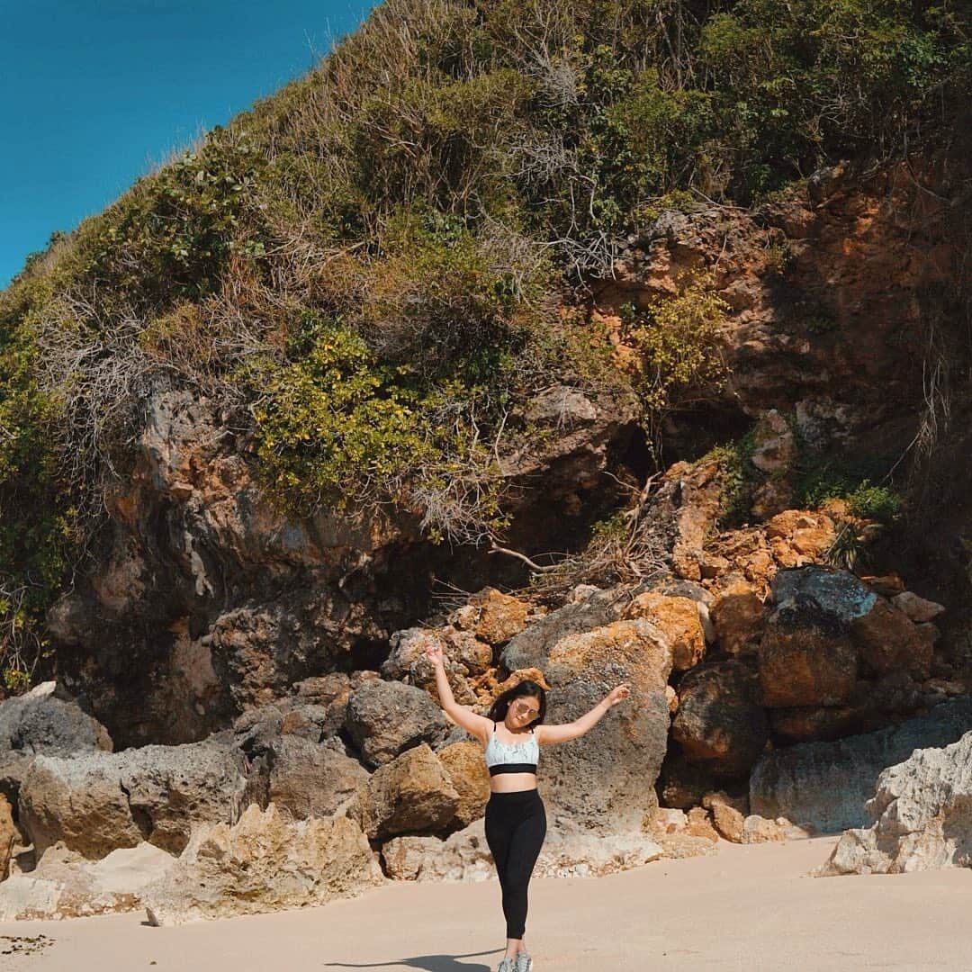 Prilly Latuconsinaさんのインスタグラム写真 - (Prilly LatuconsinaInstagram)「dance with the waves, move with the sea. Let the rhythm of the water set your soul free. 🌊☀️」11月19日 17時30分 - prillylatuconsina96