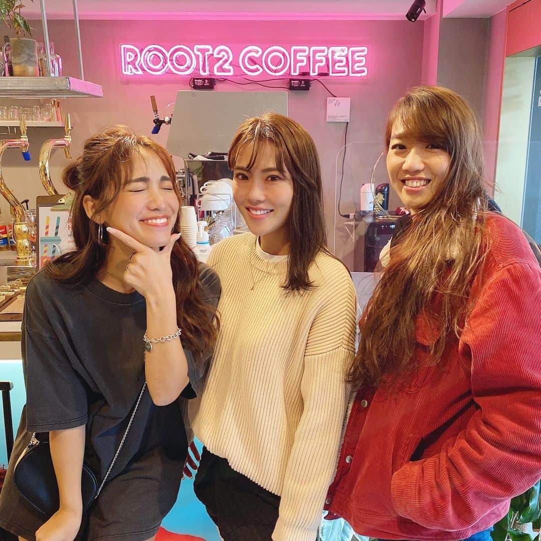 藤森マリナさんのインスタグラム写真 - (藤森マリナInstagram)「梨泰院クラス☕️✭ * * のように見えるらしいこのネオンサイン💖 (うちの亜子曰く) #安心してください履いてませんよ #3人の服の季節感 * * ▶︎ @the_root2_hotel  ▶︎ @root2_coffee * * 京都駅からも歩けて 📍東寺が目の前のホテル ロビー？フロント？が カフェ&バーになってて チェックイン前にここでカフェして 翌日のモーニングもここで食べた♡🍽 本当ここ落ち着く^ ^ 人気で予約とれなくなってるから カフェだけしにくるのもあり💖 * * ところで写真は チェックアウトした後の 3人なんやけど 前日遊びすぎて 誕生日の亜弥を飲ませすぎたみたいで？w 主役は先に帰宅して寝てたんやけど これちょっと顔色悪い❓🤣 #ごめんねw * * 左から まりな60分睡眠→あや６時間睡眠→あこ90分睡眠 なんやけど😴 まりなが1番元気そうじゃない？ やっぱりまりなは無敵ってことでいい？ そして亜弥おめでとう🎉 * * * #kyoto#kyotohotel#hotelcafe #theroot2hotel #京都駅カフェ#京都カフェ#京都旅行#京都ホテル#梨泰院クラス#そうだ京都へ行こう #root2coffee#neonsign #安心してください履いてますよ」11月19日 17時30分 - maaarina0806