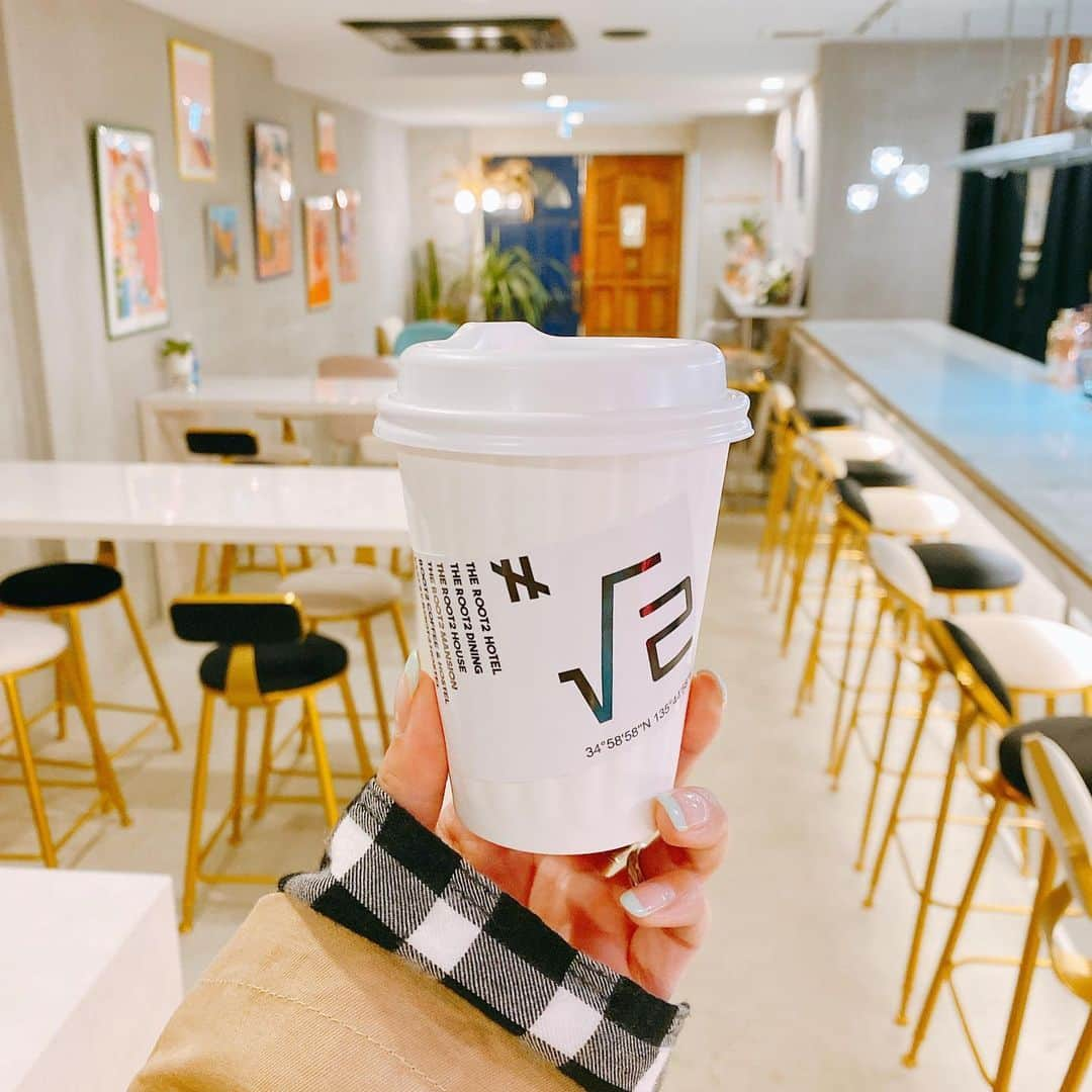 藤森マリナさんのインスタグラム写真 - (藤森マリナInstagram)「梨泰院クラス☕️✭ * * のように見えるらしいこのネオンサイン💖 (うちの亜子曰く) #安心してください履いてませんよ #3人の服の季節感 * * ▶︎ @the_root2_hotel  ▶︎ @root2_coffee * * 京都駅からも歩けて 📍東寺が目の前のホテル ロビー？フロント？が カフェ&バーになってて チェックイン前にここでカフェして 翌日のモーニングもここで食べた♡🍽 本当ここ落ち着く^ ^ 人気で予約とれなくなってるから カフェだけしにくるのもあり💖 * * ところで写真は チェックアウトした後の 3人なんやけど 前日遊びすぎて 誕生日の亜弥を飲ませすぎたみたいで？w 主役は先に帰宅して寝てたんやけど これちょっと顔色悪い❓🤣 #ごめんねw * * 左から まりな60分睡眠→あや６時間睡眠→あこ90分睡眠 なんやけど😴 まりなが1番元気そうじゃない？ やっぱりまりなは無敵ってことでいい？ そして亜弥おめでとう🎉 * * * #kyoto#kyotohotel#hotelcafe #theroot2hotel #京都駅カフェ#京都カフェ#京都旅行#京都ホテル#梨泰院クラス#そうだ京都へ行こう #root2coffee#neonsign #安心してください履いてますよ」11月19日 17時30分 - maaarina0806