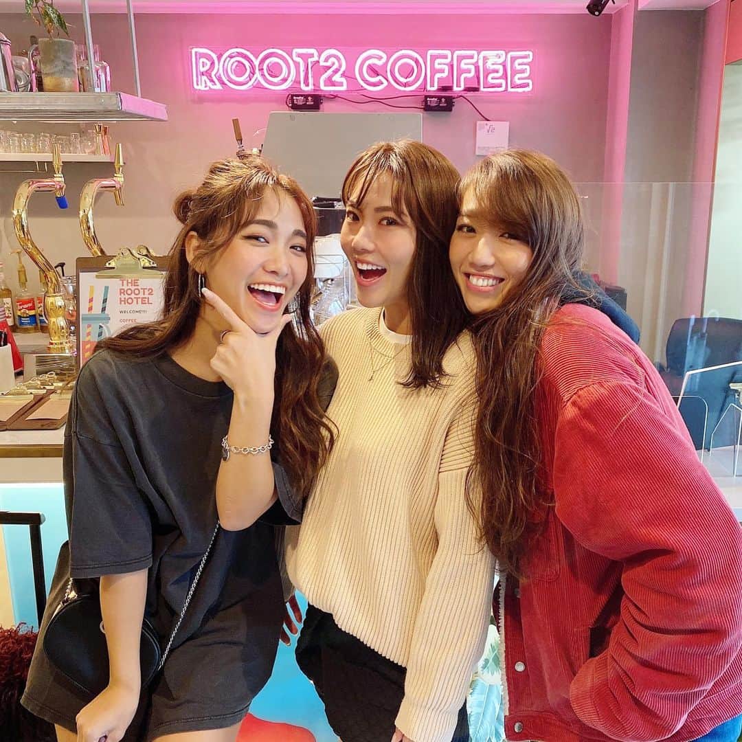 藤森マリナさんのインスタグラム写真 - (藤森マリナInstagram)「梨泰院クラス☕️✭ * * のように見えるらしいこのネオンサイン💖 (うちの亜子曰く) #安心してください履いてませんよ #3人の服の季節感 * * ▶︎ @the_root2_hotel  ▶︎ @root2_coffee * * 京都駅からも歩けて 📍東寺が目の前のホテル ロビー？フロント？が カフェ&バーになってて チェックイン前にここでカフェして 翌日のモーニングもここで食べた♡🍽 本当ここ落ち着く^ ^ 人気で予約とれなくなってるから カフェだけしにくるのもあり💖 * * ところで写真は チェックアウトした後の 3人なんやけど 前日遊びすぎて 誕生日の亜弥を飲ませすぎたみたいで？w 主役は先に帰宅して寝てたんやけど これちょっと顔色悪い❓🤣 #ごめんねw * * 左から まりな60分睡眠→あや６時間睡眠→あこ90分睡眠 なんやけど😴 まりなが1番元気そうじゃない？ やっぱりまりなは無敵ってことでいい？ そして亜弥おめでとう🎉 * * * #kyoto#kyotohotel#hotelcafe #theroot2hotel #京都駅カフェ#京都カフェ#京都旅行#京都ホテル#梨泰院クラス#そうだ京都へ行こう #root2coffee#neonsign #安心してください履いてますよ」11月19日 17時30分 - maaarina0806