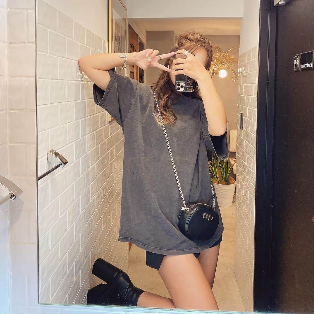 藤森マリナさんのインスタグラム写真 - (藤森マリナInstagram)「梨泰院クラス☕️✭ * * のように見えるらしいこのネオンサイン💖 (うちの亜子曰く) #安心してください履いてませんよ #3人の服の季節感 * * ▶︎ @the_root2_hotel  ▶︎ @root2_coffee * * 京都駅からも歩けて 📍東寺が目の前のホテル ロビー？フロント？が カフェ&バーになってて チェックイン前にここでカフェして 翌日のモーニングもここで食べた♡🍽 本当ここ落ち着く^ ^ 人気で予約とれなくなってるから カフェだけしにくるのもあり💖 * * ところで写真は チェックアウトした後の 3人なんやけど 前日遊びすぎて 誕生日の亜弥を飲ませすぎたみたいで？w 主役は先に帰宅して寝てたんやけど これちょっと顔色悪い❓🤣 #ごめんねw * * 左から まりな60分睡眠→あや６時間睡眠→あこ90分睡眠 なんやけど😴 まりなが1番元気そうじゃない？ やっぱりまりなは無敵ってことでいい？ そして亜弥おめでとう🎉 * * * #kyoto#kyotohotel#hotelcafe #theroot2hotel #京都駅カフェ#京都カフェ#京都旅行#京都ホテル#梨泰院クラス#そうだ京都へ行こう #root2coffee#neonsign #安心してください履いてますよ」11月19日 17時30分 - maaarina0806