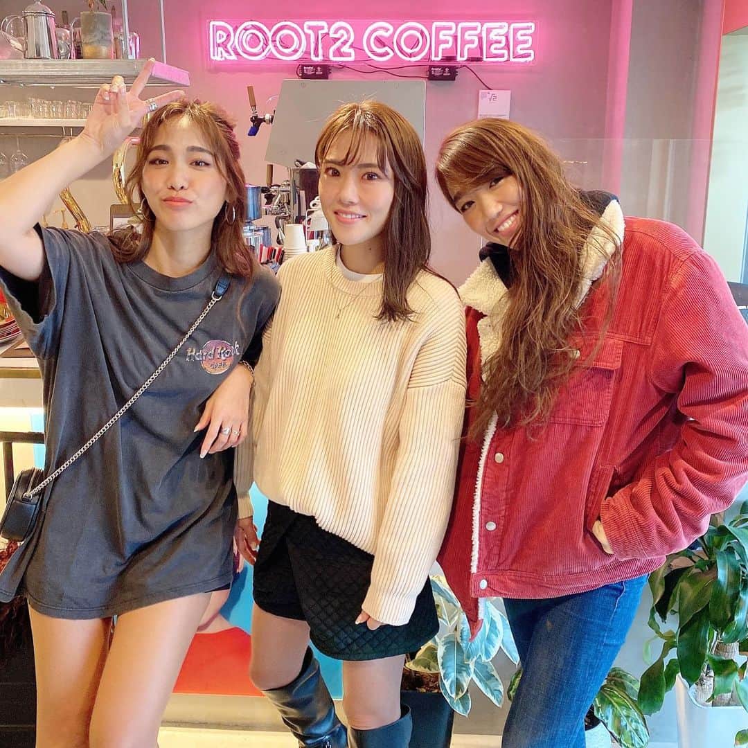 藤森マリナさんのインスタグラム写真 - (藤森マリナInstagram)「梨泰院クラス☕️✭ * * のように見えるらしいこのネオンサイン💖 (うちの亜子曰く) #安心してください履いてませんよ #3人の服の季節感 * * ▶︎ @the_root2_hotel  ▶︎ @root2_coffee * * 京都駅からも歩けて 📍東寺が目の前のホテル ロビー？フロント？が カフェ&バーになってて チェックイン前にここでカフェして 翌日のモーニングもここで食べた♡🍽 本当ここ落ち着く^ ^ 人気で予約とれなくなってるから カフェだけしにくるのもあり💖 * * ところで写真は チェックアウトした後の 3人なんやけど 前日遊びすぎて 誕生日の亜弥を飲ませすぎたみたいで？w 主役は先に帰宅して寝てたんやけど これちょっと顔色悪い❓🤣 #ごめんねw * * 左から まりな60分睡眠→あや６時間睡眠→あこ90分睡眠 なんやけど😴 まりなが1番元気そうじゃない？ やっぱりまりなは無敵ってことでいい？ そして亜弥おめでとう🎉 * * * #kyoto#kyotohotel#hotelcafe #theroot2hotel #京都駅カフェ#京都カフェ#京都旅行#京都ホテル#梨泰院クラス#そうだ京都へ行こう #root2coffee#neonsign #安心してください履いてますよ」11月19日 17時30分 - maaarina0806
