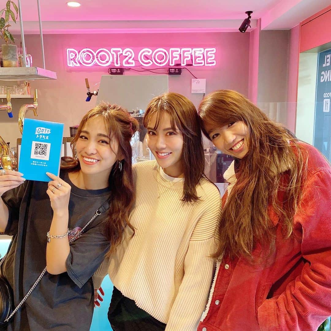 藤森マリナさんのインスタグラム写真 - (藤森マリナInstagram)「梨泰院クラス☕️✭ * * のように見えるらしいこのネオンサイン💖 (うちの亜子曰く) #安心してください履いてませんよ #3人の服の季節感 * * ▶︎ @the_root2_hotel  ▶︎ @root2_coffee * * 京都駅からも歩けて 📍東寺が目の前のホテル ロビー？フロント？が カフェ&バーになってて チェックイン前にここでカフェして 翌日のモーニングもここで食べた♡🍽 本当ここ落ち着く^ ^ 人気で予約とれなくなってるから カフェだけしにくるのもあり💖 * * ところで写真は チェックアウトした後の 3人なんやけど 前日遊びすぎて 誕生日の亜弥を飲ませすぎたみたいで？w 主役は先に帰宅して寝てたんやけど これちょっと顔色悪い❓🤣 #ごめんねw * * 左から まりな60分睡眠→あや６時間睡眠→あこ90分睡眠 なんやけど😴 まりなが1番元気そうじゃない？ やっぱりまりなは無敵ってことでいい？ そして亜弥おめでとう🎉 * * * #kyoto#kyotohotel#hotelcafe #theroot2hotel #京都駅カフェ#京都カフェ#京都旅行#京都ホテル#梨泰院クラス#そうだ京都へ行こう #root2coffee#neonsign #安心してください履いてますよ」11月19日 17時30分 - maaarina0806