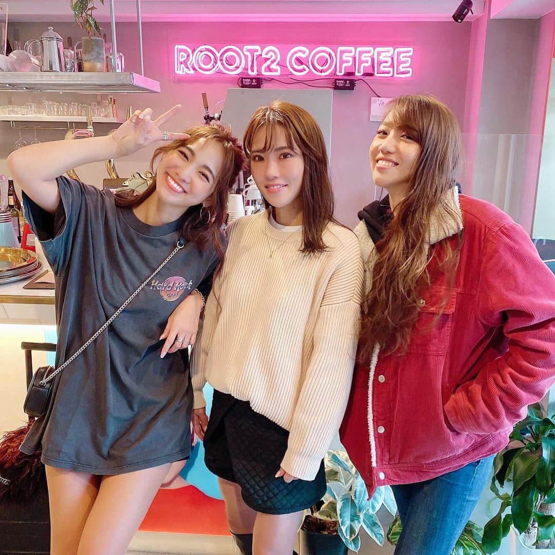 藤森マリナさんのインスタグラム写真 - (藤森マリナInstagram)「梨泰院クラス☕️✭ * * のように見えるらしいこのネオンサイン💖 (うちの亜子曰く) #安心してください履いてませんよ #3人の服の季節感 * * ▶︎ @the_root2_hotel  ▶︎ @root2_coffee * * 京都駅からも歩けて 📍東寺が目の前のホテル ロビー？フロント？が カフェ&バーになってて チェックイン前にここでカフェして 翌日のモーニングもここで食べた♡🍽 本当ここ落ち着く^ ^ 人気で予約とれなくなってるから カフェだけしにくるのもあり💖 * * ところで写真は チェックアウトした後の 3人なんやけど 前日遊びすぎて 誕生日の亜弥を飲ませすぎたみたいで？w 主役は先に帰宅して寝てたんやけど これちょっと顔色悪い❓🤣 #ごめんねw * * 左から まりな60分睡眠→あや６時間睡眠→あこ90分睡眠 なんやけど😴 まりなが1番元気そうじゃない？ やっぱりまりなは無敵ってことでいい？ そして亜弥おめでとう🎉 * * * #kyoto#kyotohotel#hotelcafe #theroot2hotel #京都駅カフェ#京都カフェ#京都旅行#京都ホテル#梨泰院クラス#そうだ京都へ行こう #root2coffee#neonsign #安心してください履いてますよ」11月19日 17時30分 - maaarina0806