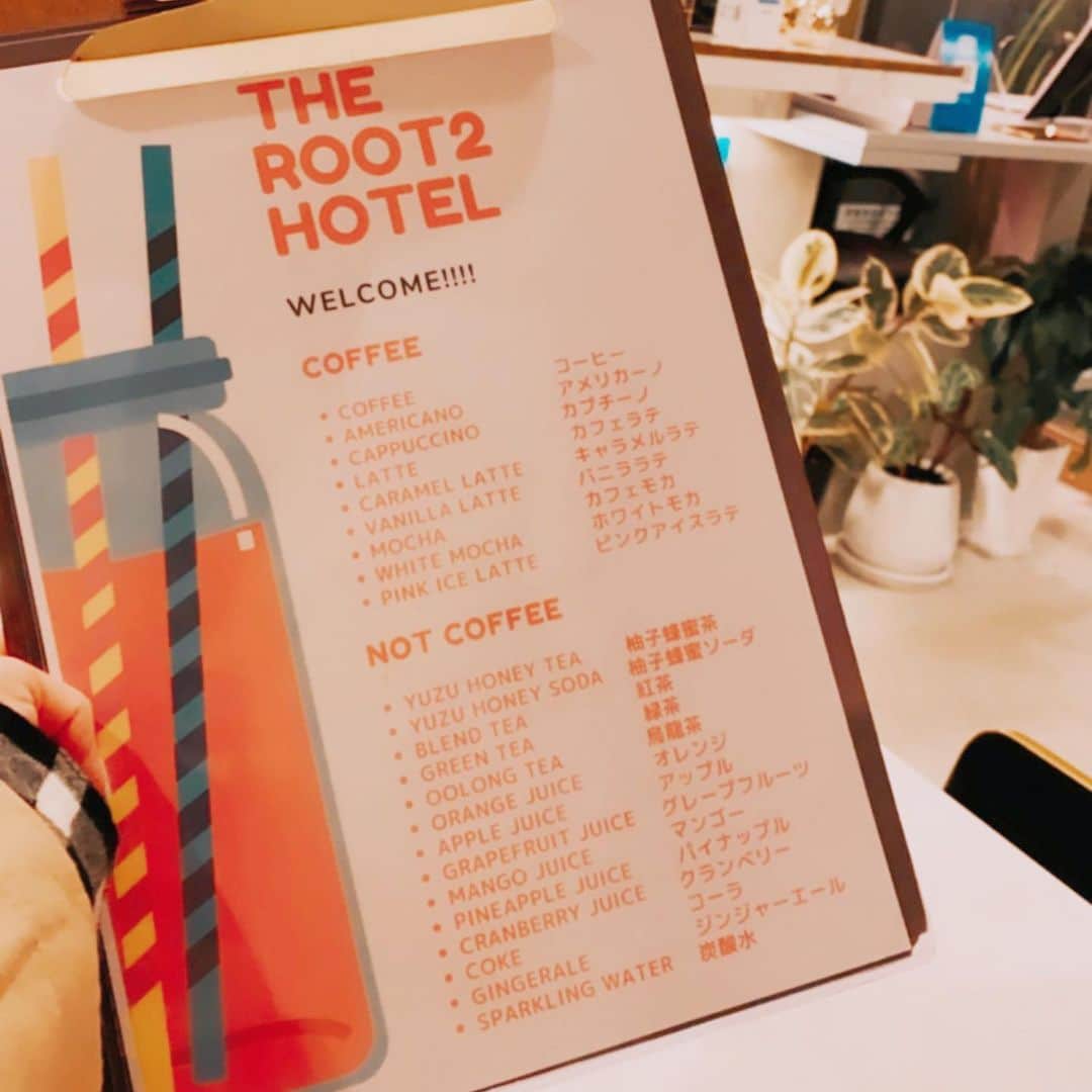 藤森マリナさんのインスタグラム写真 - (藤森マリナInstagram)「梨泰院クラス☕️✭ * * のように見えるらしいこのネオンサイン💖 (うちの亜子曰く) #安心してください履いてませんよ #3人の服の季節感 * * ▶︎ @the_root2_hotel  ▶︎ @root2_coffee * * 京都駅からも歩けて 📍東寺が目の前のホテル ロビー？フロント？が カフェ&バーになってて チェックイン前にここでカフェして 翌日のモーニングもここで食べた♡🍽 本当ここ落ち着く^ ^ 人気で予約とれなくなってるから カフェだけしにくるのもあり💖 * * ところで写真は チェックアウトした後の 3人なんやけど 前日遊びすぎて 誕生日の亜弥を飲ませすぎたみたいで？w 主役は先に帰宅して寝てたんやけど これちょっと顔色悪い❓🤣 #ごめんねw * * 左から まりな60分睡眠→あや６時間睡眠→あこ90分睡眠 なんやけど😴 まりなが1番元気そうじゃない？ やっぱりまりなは無敵ってことでいい？ そして亜弥おめでとう🎉 * * * #kyoto#kyotohotel#hotelcafe #theroot2hotel #京都駅カフェ#京都カフェ#京都旅行#京都ホテル#梨泰院クラス#そうだ京都へ行こう #root2coffee#neonsign #安心してください履いてますよ」11月19日 17時30分 - maaarina0806