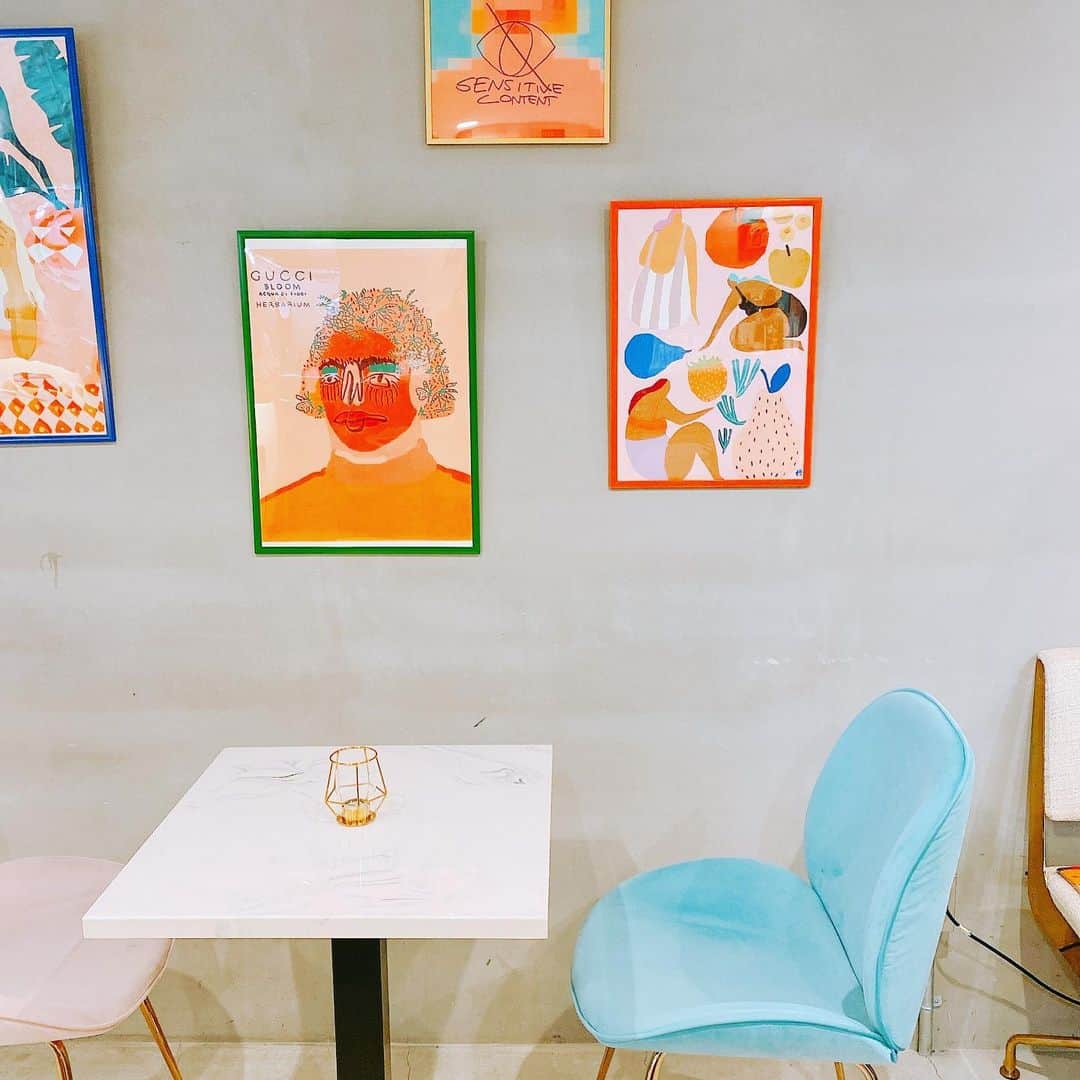 藤森マリナさんのインスタグラム写真 - (藤森マリナInstagram)「梨泰院クラス☕️✭ * * のように見えるらしいこのネオンサイン💖 (うちの亜子曰く) #安心してください履いてませんよ #3人の服の季節感 * * ▶︎ @the_root2_hotel  ▶︎ @root2_coffee * * 京都駅からも歩けて 📍東寺が目の前のホテル ロビー？フロント？が カフェ&バーになってて チェックイン前にここでカフェして 翌日のモーニングもここで食べた♡🍽 本当ここ落ち着く^ ^ 人気で予約とれなくなってるから カフェだけしにくるのもあり💖 * * ところで写真は チェックアウトした後の 3人なんやけど 前日遊びすぎて 誕生日の亜弥を飲ませすぎたみたいで？w 主役は先に帰宅して寝てたんやけど これちょっと顔色悪い❓🤣 #ごめんねw * * 左から まりな60分睡眠→あや６時間睡眠→あこ90分睡眠 なんやけど😴 まりなが1番元気そうじゃない？ やっぱりまりなは無敵ってことでいい？ そして亜弥おめでとう🎉 * * * #kyoto#kyotohotel#hotelcafe #theroot2hotel #京都駅カフェ#京都カフェ#京都旅行#京都ホテル#梨泰院クラス#そうだ京都へ行こう #root2coffee#neonsign #安心してください履いてますよ」11月19日 17時30分 - maaarina0806