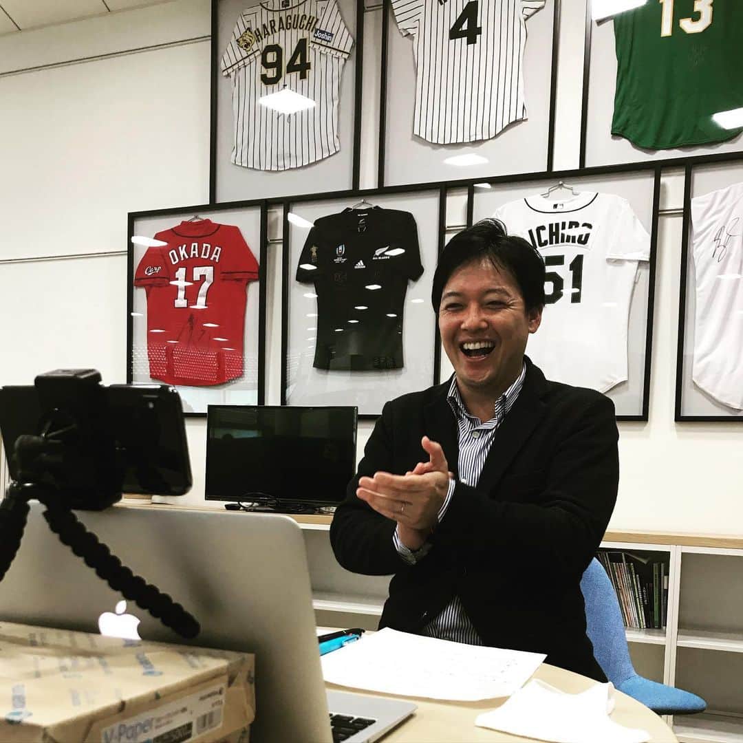 立田恭三のインスタグラム：「【リモートインタビュー】 また、コロナ感染者が増えてきていますね...心配です。 気をつけているつもりでも、できることはまだあるのでしょうね。  コロナの影響で、すっかり主流になってきているリモートインタビュー。 実は、初めてリモートでインタビューしました。  お相手は、阪神タイガースの近本選手！覚えていただけるよう同じ大学出身だと言うことを少なくとも２回は、言いました笑  放送は、明日のすまたんです！！ 朝７時過ぎのスポーツコーナーで！  #すまたん  #すまたんスポーツ  #阪神タイガース  #近本光司  選手 #相変わらず楽しい時間でした  #関西学院大学  #リモート  #インタビュー」