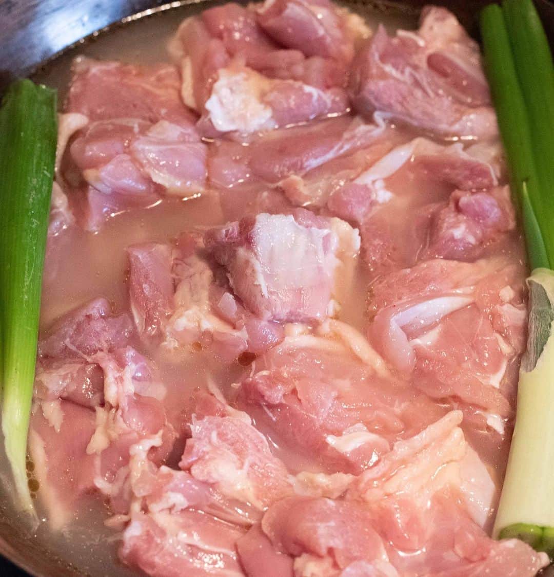 Iguchi Takuto... おうちごはんおじさんさんのインスタグラム写真 - (Iguchi Takuto... おうちごはんおじさんInstagram)「🍳Today’s kitchen(レシピあり🙆‍♂️)﻿ •ワイルドカオマンガイ(野生的海南鶏飯🇹🇭﻿) 食べ応えMAXのカオマンガイレシピどぞ☺️﻿ カオマンガイって大好きなんですが、なんかインパクトに﻿ 欠けるというか、食べ応えがないというか……﻿ そんな僕のイメージを払拭するワイルドなカオマンガイです😚﻿ ワイルドポイントは、鶏もも肉のボリュームと切り方、 たれのピリ辛アレンジの部分です！😎 ぷりっぷりの鶏モモ肉と鶏出汁飯を、 ピリ辛だれに絡めて一気にかきこんでください😝 ﻿ ﻿ 🐔材料（2～4人前）﻿ 【A】﻿ ・米……2合﻿ ・水……380ml﻿ ・鶏ガラスープの素……小さじ2﻿ ・にんにくすりおろし……小さじ1﻿ ・しょうがすりおろし……小さじ1﻿ ・ごま油……小さじ2﻿ ・塩……適量﻿ ﻿ ・鶏もも肉……2枚﻿ ・青ネギ（青い部分）……1本分﻿ ﻿ 🍅トッピング﻿ ・きゅうり……1本﻿ ・ミニトマト……数個﻿ ・パクチー……適量﻿ ・ライム……1/4個﻿ ﻿ 【B:タレ】﻿ ・長ネギ……15cm﻿ ・しょうがすりおろし……小さじ1﻿ ・しょうゆ……大さじ2﻿ ・酢……小さじ1﻿ ・塩……少々﻿ ・コチュジャン……小さじ1﻿ ・豆板醤……小さじ1﻿ ・ごま油……小さじ1﻿ ・水……大さじ1﻿ ・砂糖……小さじ2﻿ ﻿ 🔪下準備﻿ ・鶏もも肉は唐揚げサイズにカットしておく。﻿ 作り方﻿ 1. フライパンに米を入れ、Aの材料を全て入れる。﻿ ﻿ 2. 皮目を下にして鶏もも肉を入れ、青ネギをのせる。﻿ ﻿ 3. 強火で加熱し、沸騰したら弱火に切り替えて蓋をして12分、火を止めて10分ほど蒸らす。﻿ ﻿ 4. 長ネギをみじん切りにして、Bを全てあわせてタレを作っておく。﻿ ﻿ 5. トッピングを飾り、タレをかけて完成。﻿ ﻿ ﻿ ﻿ 美味しいで日本を元気に꒰⍨꒱.+*﻿ ﻿ ━…━…━…━…━…━…━…━…━…━﻿ ﻿ ▼.YouTube始めました🍳﻿ 【らくうまチャンネル】と検索して下さい。﻿ 簡単×美味しい料理はもちろん、﻿ <食をエンターテイメントに💐>をテーマに、﻿ 楽しいコンテンツをたくさん投稿していきます！﻿ 是非チャンネル登録お願いします🙇‍♂️﻿ https://www.youtube.com/channel/UCU8N32A-DZ4aGMH1YZ06gYA﻿ ﻿ ▼.料理教室主宰しています🍳(..開講祝1年💐)﻿ Foodies Labo(@foodies_labo)﻿ 簡単×美味しいに拘り、都内で料理教室を開催しています。﻿ 料理初心者•初参加の方•お友達との参加も大歓迎🙆‍♂️🙆‍♀️﻿ まずは気軽にフォローして下さい！﻿ ﻿ ▼.デリバリー専門のレストランを始めました🍴 ﻿ Foodies Tokyo(@foodies_tokyo)﻿ 不定期での営業となりますが、﻿ Uber Eatsに出店しています！﻿ イベントなども都度行っていますので、﻿ 詳しくは、公式アカウントをご覧下さい！﻿ ﻿ ▼.ストーリーズのハイライトをまとめました🎥﻿ 過去にストーリーズで配信した、イベントの様子や、﻿ 企業さまとのお仕事、日々の料理のシーン、﻿ 自身の掲載記事など、アイコン毎にまとめています。﻿ ご興味ある方はご覧下さい！﻿ ﻿ ━…━…━…━…━…━…━…━…━…━﻿ #らくうまレシピ#おうちごはんおじさんのレシピ #時短レシピ﻿ #簡単レシピ #レシピ #らくうま飯#らくうま料理#らくうま料理家#らくうま料理研究家#料理家#料理研究家#フードスタイリスト#井口タクト#おうちごはん#おうちごはんおじさん#料理男子#家庭料理#簡単料理#手作りごはん#飯テロ#料理好きな人と繋がりたい#Foodstylist#ouchigohan_ojisan﻿ #カオマンガイ #海南鶏飯 #タイ料理 #タイ料理レシピ」11月19日 17時33分 - ouchigohan_ojisan