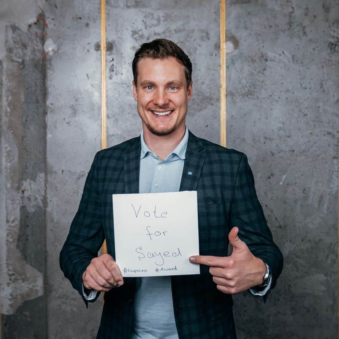 マルセル・ヤンセンのインスタグラム：「Liebe Community,⁠ ⁠ seit mehr als 12 Jahren begleite ich @zkv_kampus Die Initiative leistet wertvolle Arbeit mit Kids im Brennpunkt Hamburg Wilhelmsburg.⁠ ⁠ Jetzt ist ihr ehrenamtlicher Mitarbeiter Sayed für den LupoLeo Award „Wahre Helden“ nominiert. Er hat es schon in die Top 3 geschafft!⁠ ⁠ Aber nur mit eurem Voting bringt er das Ding auch nach Hause (Voting-Link @zkv_kampus). Also stimmt für Sayed ab, das Preisgeld von 20.000 Euro kommt direkt @zkv_kampus zugute. Damit noch mehr Kids eine Chance auf eine bessere Zukunft haben.⁠ ⁠ Jede Stimme zählt – und ich zähle auf euch!⁠ ⁠ Euer Marcell⁠ ⁠ Voting-Link findet ihr bei @zkv_kampus⁠ ⁠ #voteforsayed #lupoleoaward⁠ #wahrehelden⁠ #zkvkampus⁠」
