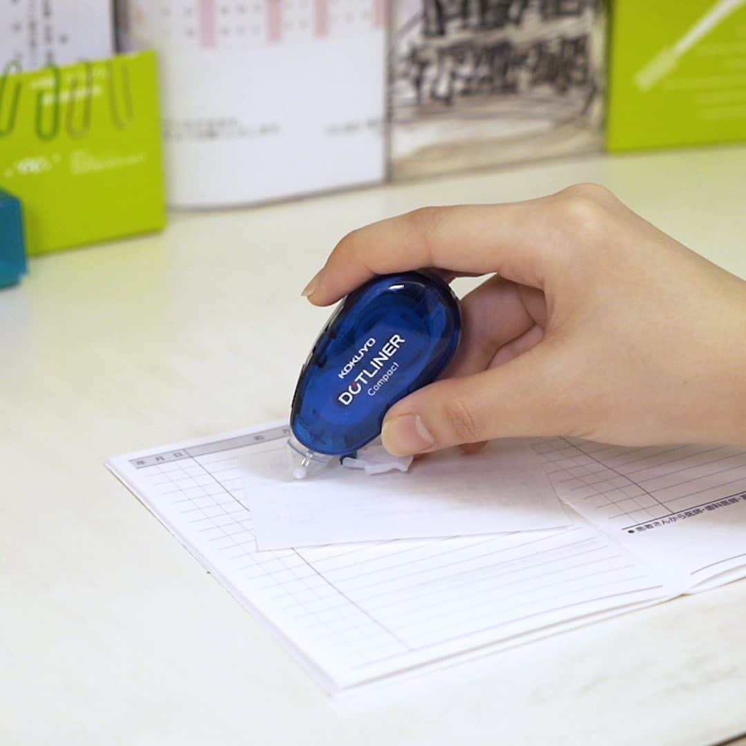 のインスタグラム：「\\\「あなたのDOと。」キャンペーン実施中///﻿ ﻿ プレゼントはPic2の非売品「SPECIAL　BOX 」です！﻿ 皆さんのDoをお待ちしてます☺﻿ ﻿ ■応募のしかた﻿  ①コクヨのSNSをフォロー﻿ ②「ドットライナー」を使うシーンの動画や画像を撮影 ﻿ ③「＃あなたのDOと」と「＃ドットライナー」のハッシュタグをつけてSNSに投稿 ﻿ ﻿ ■当選者﻿  抽選で期間中10名様（公式SNSよりダイレクトメッセージでご連絡いたします） ﻿ ﻿ ■キャンペーン賞品﻿ 全シリーズの商品が入った「SPECIAL　BOX（非売品）」 ﻿ ﻿ ■動画で使われている商品は、#ドットライナーコンパクト﻿ ﻿  ＜どんな商品？＞ ﻿ コンパクトな詰め替えタイプのドットライナー！﻿ ﻿ ＜特長＞ ﻿ ・コンパクトなのにたっぷり使える11ｍ巻き！﻿ ・つめ替え可能﻿ ・コンパクトサイズなので携帯に最適。﻿ ・粘着タイプは「しっかり貼る」「あとから貼りつく」「貼ってはがせる」の3タイプ。 ﻿ ﻿ ﻿ ＜動画について＞ ﻿ 出演は歯科助手さん！おくすり手帳に薬情を貼っているシーンです。﻿ 狭いカウンター内でもコンパクトだから使いやすく、毎日使うものなので詰め替えできる11mを選んでいただいてます！✌﻿ ﻿ ﻿ --- ﻿ テープのり〈ドットライナーコンパクト〉 ﻿ ﻿ 価格：本体290円﻿ 詰め替え210円 ﻿ テープ寸法：幅8.4mm ・長さ11m﻿ タイプ：しっかり貼る（強粘着）・あとから貼りつく（約6時間後強粘着）・貼ってはがせる（弱粘着） ﻿ ﻿  --- ﻿ ﻿ #dotliner #ドットライナー #テープのり #あなたのDOと #貼る #文具沼 #文房具 #文具 #文具好き #文房具マニア #文具好きさんとつながりたい #ステーショナリー #stationery #stationerylove #stationeryaddict #コクヨ #kokuyo #コクヨのぶんぐ」