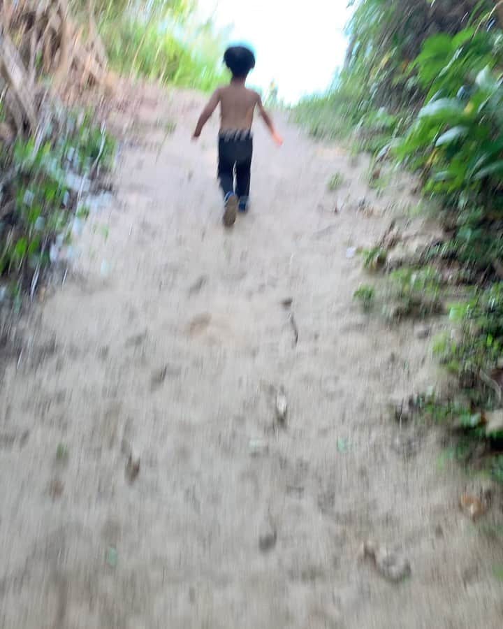 花盛友里のインスタグラム：「大大大好きな場所にまた行ってきた。  石垣島の繁華街から車で40分も離れた国立公園に立つアットホームな宿。 すぐ裏のビーチは誰もいなくて本当に美しくて、夜は毎晩流れ星と天の川。  周りにはコンビニどころかお店の一つもなくて、電波すらないデジタルデトックス感満載の環境。 夜はBBQしたりして他の宿泊者の人たちとも星を見ながらおしゃべりしたり。  犬と猫がいて、海があって、空があって、それ以外なーんもない最高の場所。  ホテルの人たちも、他に泊まってる人たちも本当にいい人ばかりで、 人見知り全くしない我が子たちはみーんなに可愛がられて過ごしました。なじみすぎてみんなに『現地の子供かと思った、、』って言われたよ笑  あー、ほんとに幸せだったなぁ。  イヤイヤ期を連れての飛行機アンド空港で、ほんっとに、死ぬかと思うほど大変だったけど、頑張ってたどり着いたら天国でした。  明日から通常運行、めっちゃ働いてまた行くぞー！  ちなみにカメラを全て忘れて、慌てて使い捨てカメラを買ったよ。とほほ。  #natabeachvilla #石垣島」