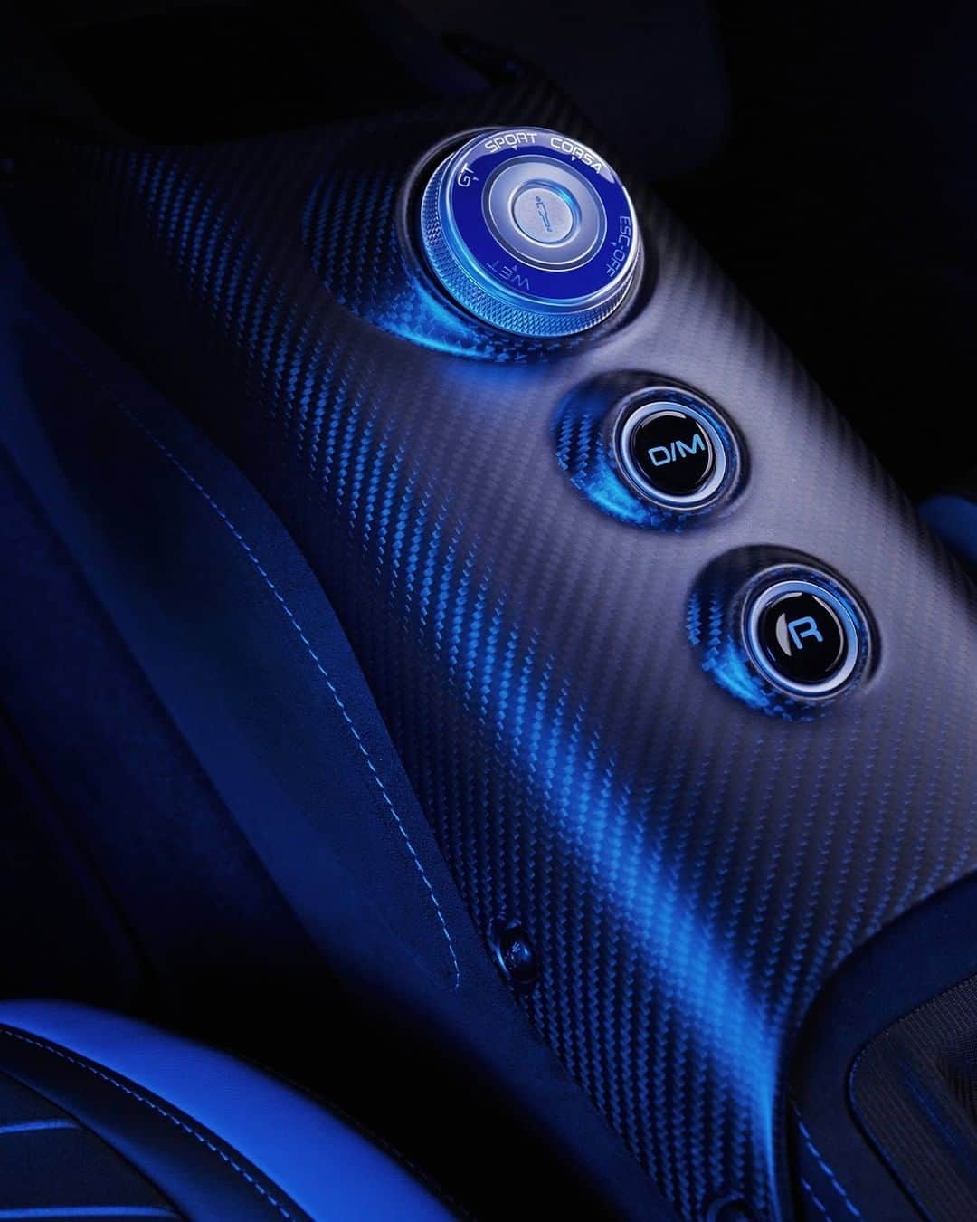 のインスタグラム：「Inspired by luxury watchmaking, the precious drive mode selector graces the Maserati MC20 Carbon Fibre central tunnel. MC20. The First of its Kind. https://www.maserati.com/jp/ja/models/mc20 #MaseratiMC20 #Maserati」