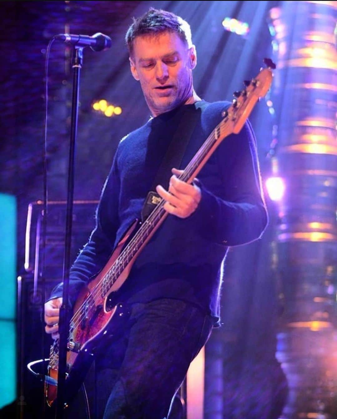 ブライアン・アダムスのインスタグラム：「Here’s me on bass back in 2008 on the Al Murray happy hour. Interesting to note that this bass is the one I’m using on the next album. #bryanadamsbass」