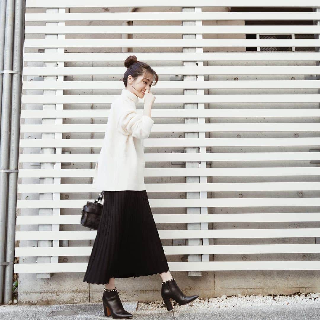 喜田彩子さんのインスタグラム写真 - (喜田彩子Instagram)「﻿ ﻿ 秋冬の白ニットが大好きです♡♡﻿ ﻿ お色も型も可愛く、ふわふわの肌触り🧶﻿ バッグスタイルもとても可愛いニットです。﻿ ﻿ 60%OFFクーポン出てました◎﻿ ﻿ そして、新しくfifthからキッズアイテム・マタニティウェアも発売されたそうです！﻿ お子様とお揃いコーデにも是非✨﻿ ﻿ ﻿ @fifth_store ﻿ #fashion #outfit #ootd #coordinate #simple #instagood #fifth #fifthtl #フィフス #バックスリットタートルニット #カジュアル #ニット #平均身長コーデ #秋コーデ #엄마 #패션 #156センチコーデ #シンプルコーデ #ファッション #コーディネート #コーデ」11月19日 17時45分 - ayacokida