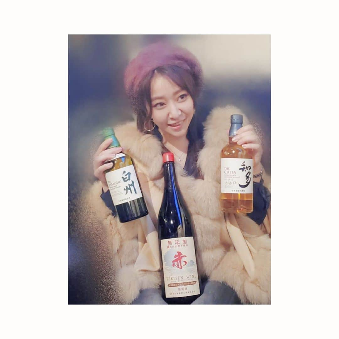 中冨杏子さんのインスタグラム写真 - (中冨杏子Instagram)「.*･ﾟ　.ﾟ･*.🥃.*･ﾟ　.ﾟ･*. . . 前回、 沢山のコメントありがとうございましたっ！！！ . . 沢山の方々から お祝いしていただけて ほんと幸せです⭐️ . 誕生日を大事にしてくださる 皆様に感謝でいっぱい。 . こんなご時世なので 本当嬉しすぎる！ 沢山のプレゼントもありがとうございます . . . . #お酒いただきました #両手に酒 . #嬉しいウイスキー #嬉しいワイン #ヘアケアも #ありがとうございます #顔面クリーム #人生初体験でした #誰だかわからないでしょ  #るいゔぃとん  #Dior #しゃねるこすめ  #名前いりバッテリー ＃沢山ありがとうございます  #笑う事が好き #心から笑って生きたい  #感謝  #また更新します」11月19日 17時46分 - anko_nakatomi