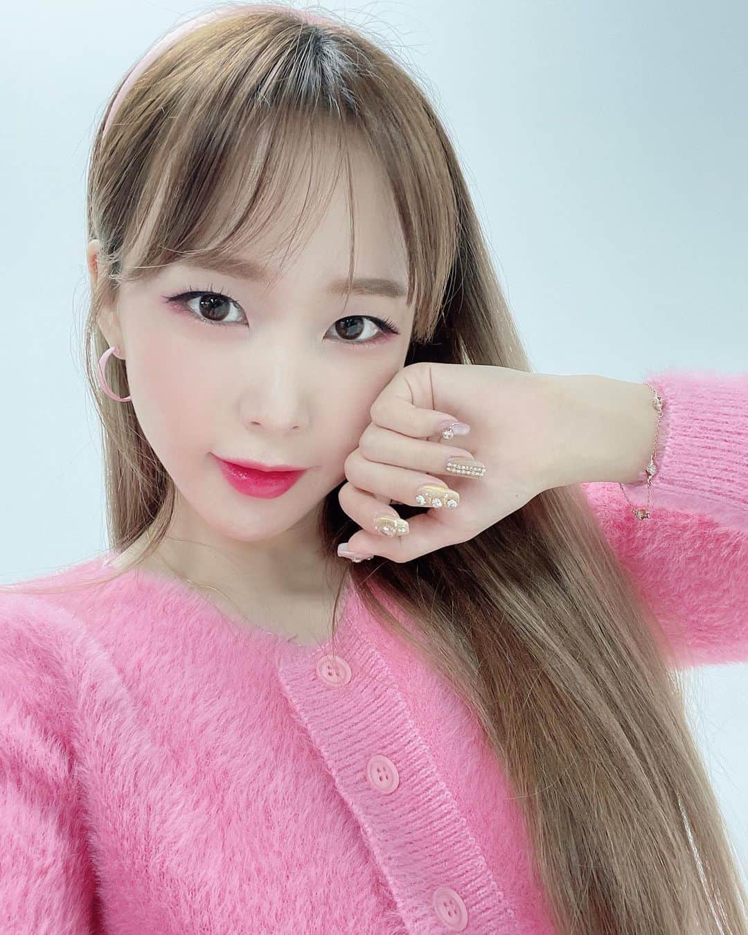ウェイ のインスタグラム：「이번엔 #골드네일 넘이쁘쥬✨  디자인도 아예 믿고 맡겨버리는 @nailby_rorang 최고야💕 손톱이 약한편이라 네일하면 쉽게떼지고 부러져서 오래 못가는데 로랑쌤한테 받으면 두달이 지나도 1도 안떨어딤💕   #단순협찬 #네일바이허슬기 #로랑쌤 #네일아트 #겨울네일 #연말네일 #nailart #nail #홍대네일」