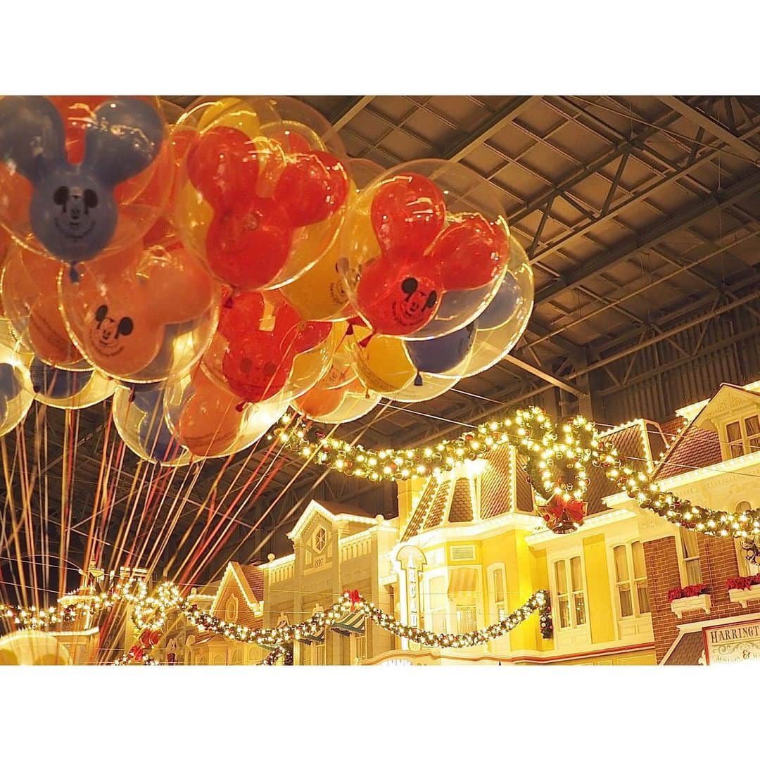 小川あゆ美のインスタグラム：「. ぷかぷか𓂃 🎈*｡꙳ . . . . . #tokyodisneyland #disneyland #TDL #disneyphoto #disney #balloon #東京ディズニーランド #ディズニー #ディズニーランド #ディズニー撮影隊 #風船 #バルーン #ミッキー #ディズニー風景 #ディズニー写真部 #ファインダー越しの私の世界 #ファインダー越しのディズニーの世界 #カメラ女子 #東京女子部 #キリトリセカイ #広がり同盟  #디즈니랜드 #사진 #좋아요반사 #좋아요늘리기 #미녀와야수 #풍선」