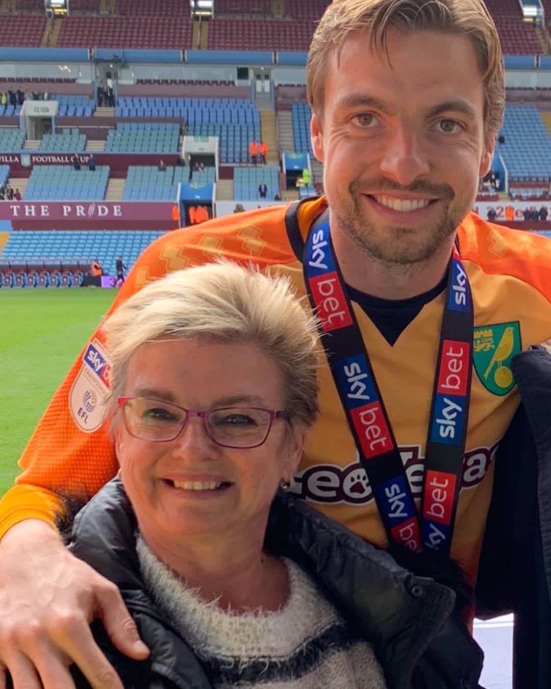 のインスタグラム：「Happy Birthday to my beautiful mam. #thebest 🥳😍🎂」