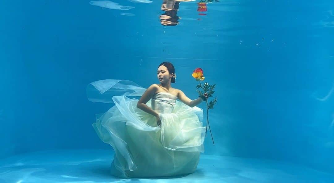 キム・ダヘのインスタグラム：「🌺 폰으로찍은사진 #수중촬영」