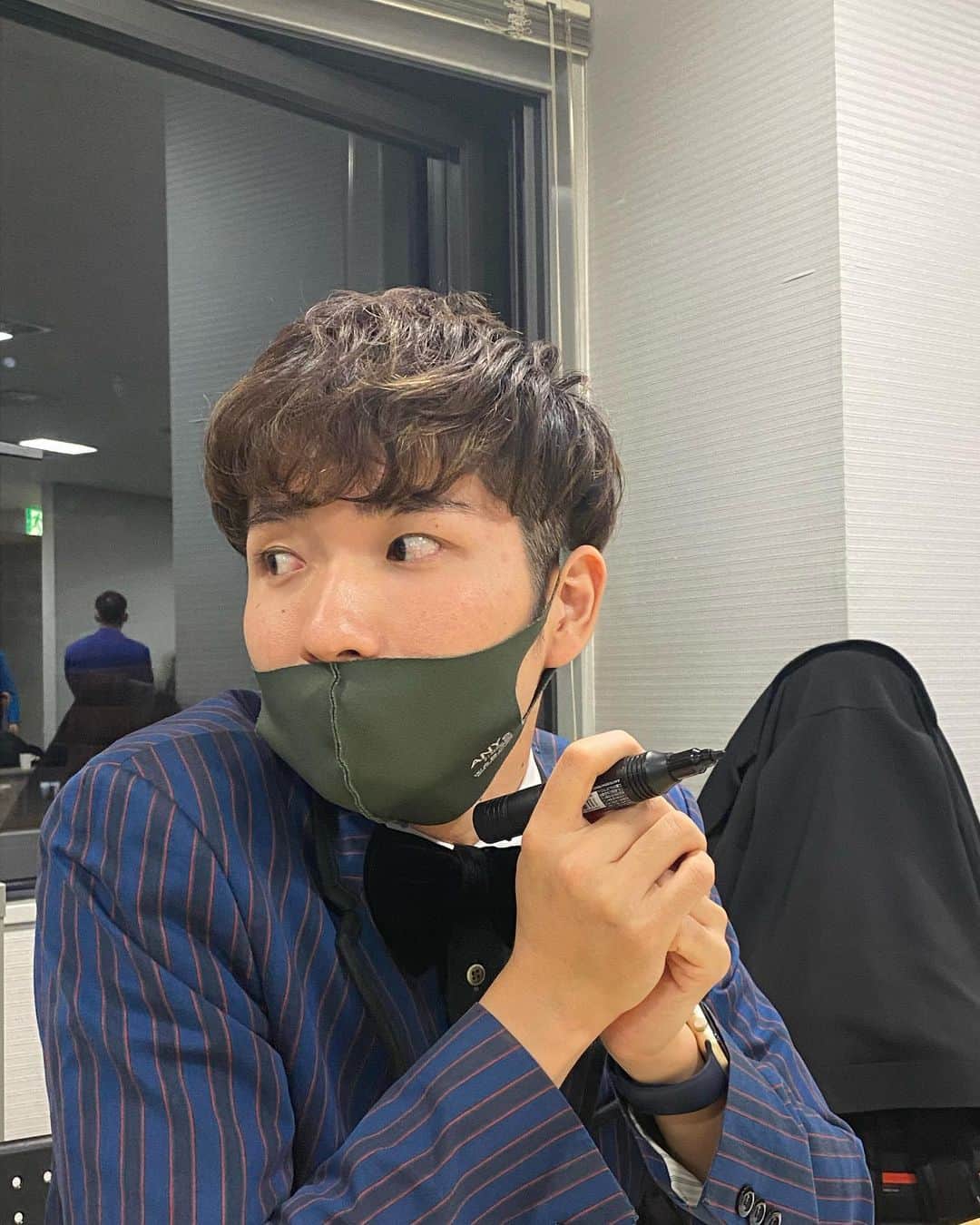 のインスタグラム：「． ． あざとさ1000% いつだって正解！！！ ペン両手で持ってる32歳なんて君しかいない！ ． #ラニーノーズ #洲崎 #ご馳走さま」