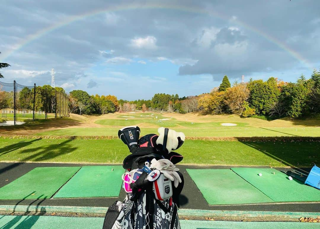 相川友希さんのインスタグラム写真 - (相川友希Instagram)「golfの練習⛳️ 1人で虹に感激してわくわくした♡ #幸せな時間　#ゴルフ　#むず　#虹　#🌈　#⛳️ #上手くなりたい 白からまわったらとんでも無い数叩いた。。。 またまわりたいなっ💛」11月19日 17時47分 - yuki923a