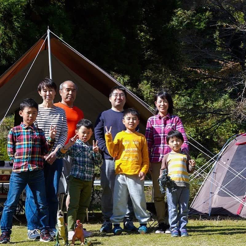 キャンプ情報サイト［ランタン］さんのインスタグラム写真 - (キャンプ情報サイト［ランタン］Instagram)「CAMP SMILE STYLE ／ 大自然でのキャンプ体験で 子供がいきいき ＼ いろんなキャンパーのキャンプスタイルを現地取材と一般キャンパーからの投稿で数多く掲載してます。 . . 詳しくは @lantern.camp webサイトをご覧ください . . #camp #camping #outdoor #travel #trip #lantern_smile #nature #キャンプ #キャンプ用品 #アウトドア #テント #自然 #旅行 #キャンプ初心者 #キャンプ好きな人と繋がりたい #キャンプスタイル #LANTERN #キャンプギア #こだわりキャンプギア #スノーピーク #snowpeak #スノーピーク_テント #スノーピーク_タープ #TAKIBIタープ #ケトル #スノーピーク_ケトル #秋キャンプ #ファミリーキャンプ #かぶとの森テラス」11月19日 17時50分 - lantern.camp