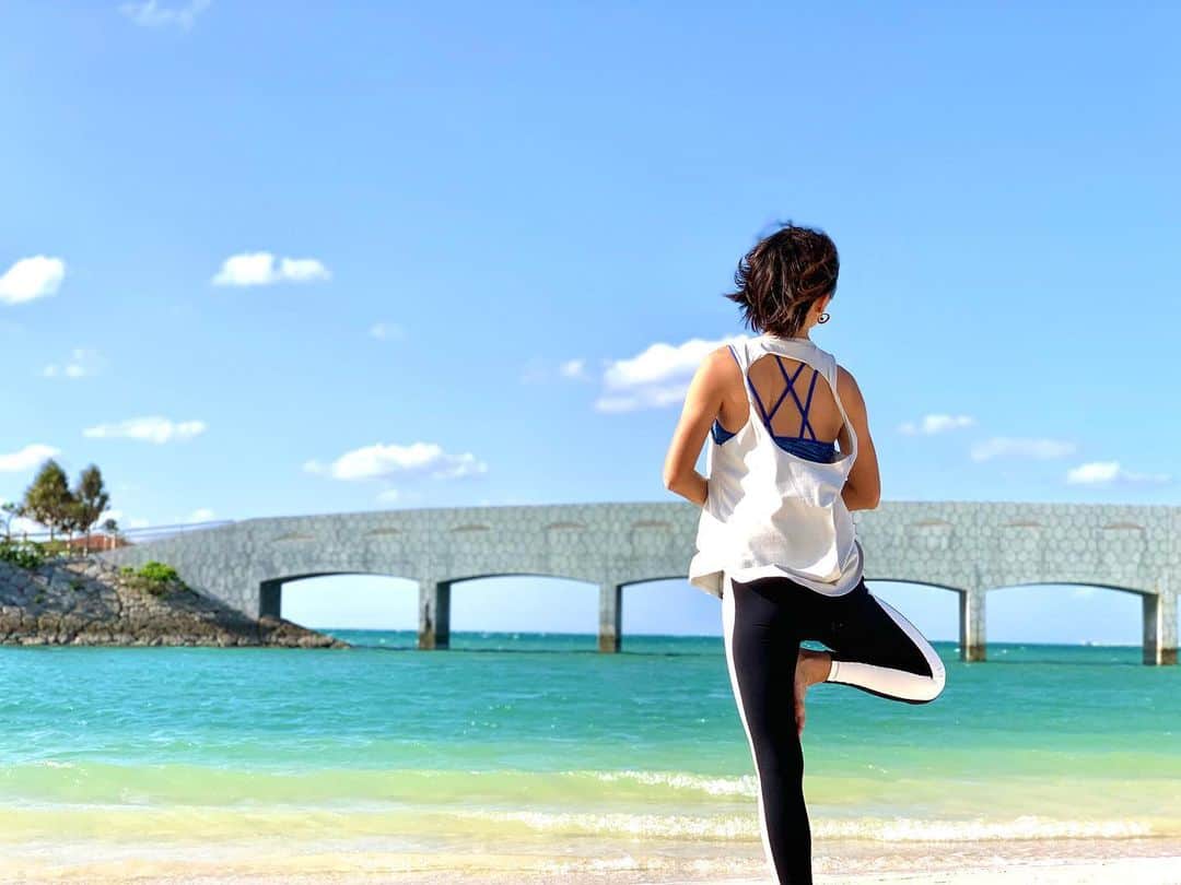 のインスタグラム：「沖縄のビーチ🏖 海水浴はフィニッシュしましたが 日中はまだまだ水に足をつけれそうなくらい暖かい日が続いております❗️🌞🐚🏖 ＊ ＊  #夏美の沖縄ライフ  #夏美の沖縄ヨガ　 #沖縄　 #美らsunビーチ  #okinawa」