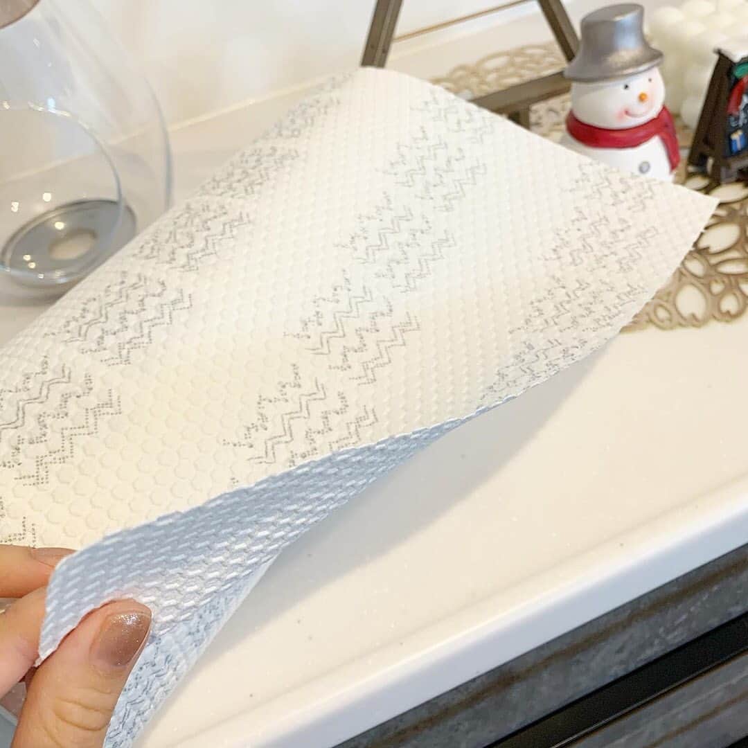 LOHACO（ロハコ）さんのインスタグラム写真 - (LOHACO（ロハコ）Instagram)「＼暮らしになじむLOHACO展／まるで布巾のような拭き心地の極厚手ペーパータオルが新登場！  「布ふきんは繰り返し使えるけど衛生面が心配。」「キッチンペーパーを使うと何枚も使ってしまう。」そんなお困りごとありませんか？  そこでおすすめなのが、皿拭きやキッチン周りのお掃除、窓ガラス拭きやお部屋のお掃除など、 いろいろ使えるLOHACO限定の『スコッティファイン 洗って使えるペーパータオル』。  従来品に比べ、1シートに多くの原料を使用し、強度、吸収量ともに、大幅にUP！  ペーパータオルと布巾のいいところどりしたような商品です♪  使い始めはペーパータオルのように清潔で、布巾のように厚手で水で濡らしても破けにくく丈夫です。  1枚で皿拭きや、キッチン周りのお掃除など、何度も繰り返しご使用いただけるので、ごみが減らせて環境にも優しい商品です。  使いやすく簡単・便利で清潔なペーパータオルで家族も安心の上、後片付けも楽に♪  また、デザインはダスターを連想させる波模様のストライプを水滴や波型で表現しました。  モノトーンでシンプルなデザインなので、そのまま置いてもキッチンになじみますよ◎  ぜひ一度チェックしてみてください♪  ＿＿＿＿＿＿＿＿＿＿＿＿＿＿  ▼Instagramで紹介した写真の詳細は プロフィール @lohaco.jp から♪  ▼商品のURLはこちら https://685.jp/373NcRZ ＿＿＿＿＿＿＿＿＿＿＿＿＿＿＿   #暮らしになじむLOHACO展 #暮らしになじむデザイン #LOHACO展2020 #LOHACO展 #LOHACO限定 #ロハコ限定 #LOHACO限定デザイン #ロハコ限定デザイン #サスティナブル #サスティナブルな暮らし #地球に優しい #地球に優しい暮らし #スコッティファイン #ペーパータオル #キッチンペーパー #洗って使える #洗って使えるキッチンペーパー #洗って使えるペーパータオル #キッチン用品 #便利アイテム #快適な暮らし #暮らしのアイデア #暮らしの知恵 #日々の暮らし #暮らし #くらし #ロハコ #LOHACO #askul #アスクル」11月19日 17時59分 - lohaco.jp