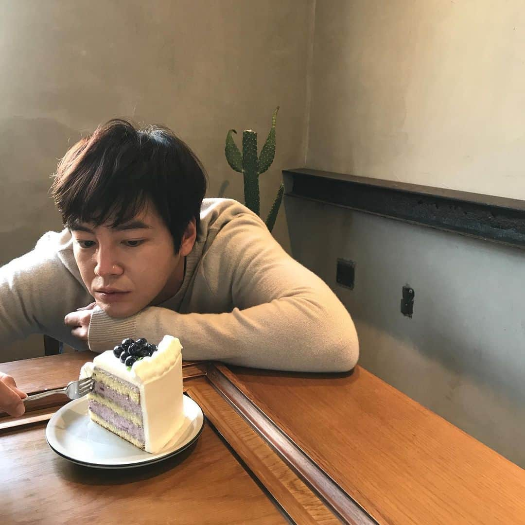 チャン・グンソクさんのインスタグラム写真 - (チャン・グンソクInstagram)「급 심오해지다.🍰」11月19日 17時59分 - _asia_prince_jks