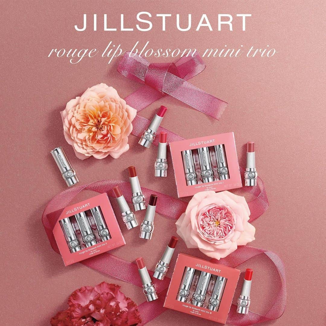 JILLSTUART BEAUTYさんのインスタグラム写真 - (JILLSTUART BEAUTYInstagram)「JILL STUART rouge lip blossom mini trio . 12月4日(金)発売 《11月20日(金)より予約受付開始》 ～rouge lip blossom mini trio～ . ジルスチュアートからあなたへ、小さな、小さなブーケの贈り物。 . 2020年秋に新たにお届けした ルージュ リップブロッサムが、 特別なミニサイズのトリオになって登場。 “小さなブーケ”があなたのもとへ素敵な笑顔を届けますように。 . #JILLSTUART #JILLSTUARTBeauty #ルージュリップブロッサムミニトリオ #ルージュリップブロッサム #新リップブロッサム #ミニリップ #リップセット #リップ」11月19日 18時00分 - jillstuartbeauty