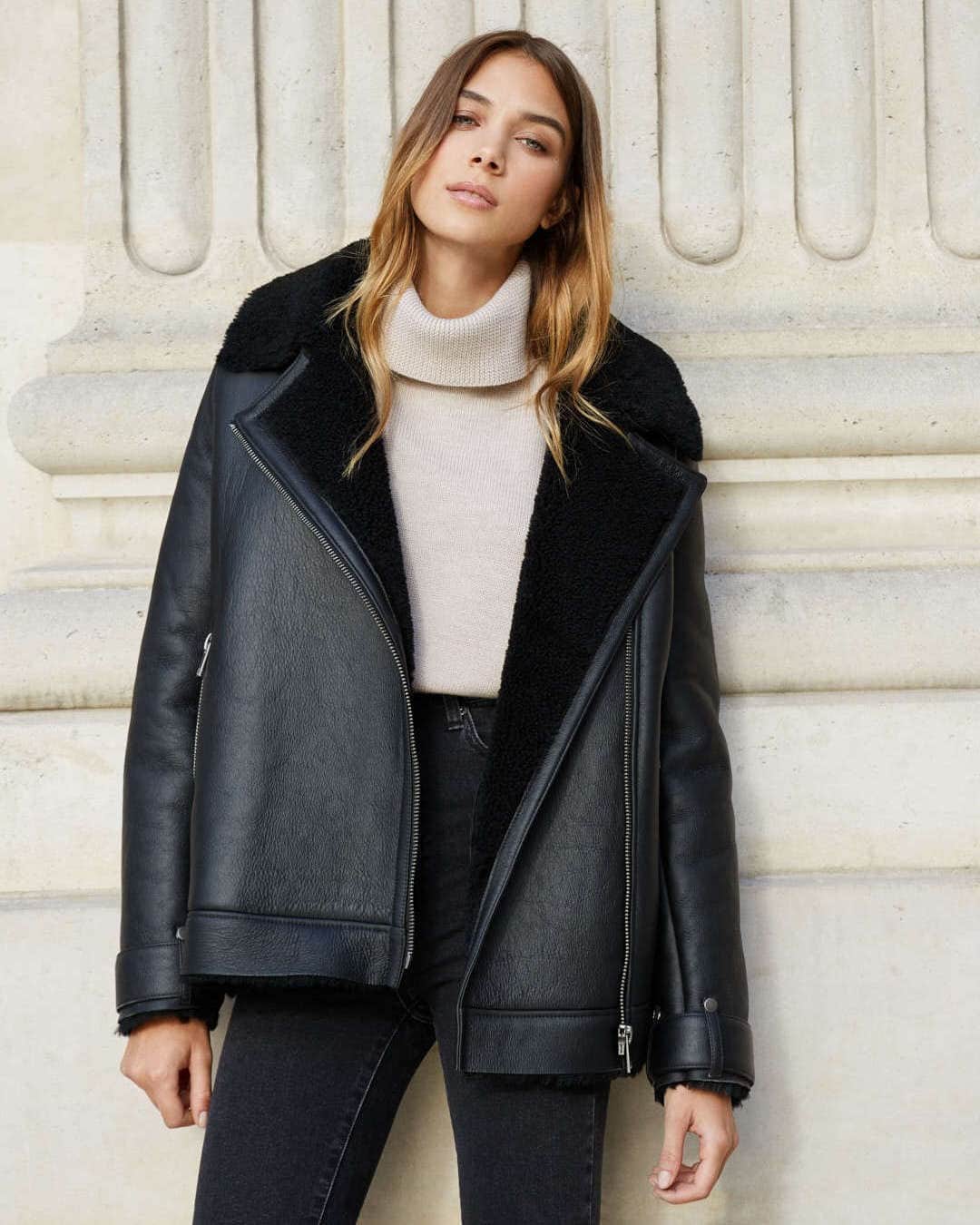クーカイのインスタグラム：「Soyez au top de la tendance avec le bombardier Ryna, une allure rock'n'roll chic qui s’accorde avec tous vos looks.  #coat #fashion #kookai」