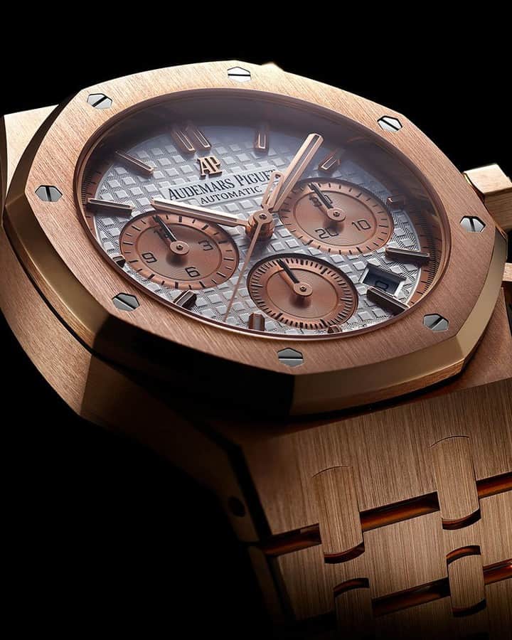 Yoshida 東京本店さんのインスタグラム写真 - (Yoshida 東京本店Instagram)「Audemars Piguet (オーデマ ピゲ) の代表的コレクション「ロイヤル オーク」。18Kピンクゴールド×クロノグラフのこちらのモデルは、38mmケースで腕元に馴染みやすく、さりがないラグジュアリー感を演出してくれます。六角形ビスが打ち込まれた八角形のベゼルなど、随所に受け継がれた「ロイヤル オーク」ならではのアイコニックなデザインをお楽しみください。  Ref.  26315OR.OO.1256OR.01  ロイヤル オーク クロノグラフ  オーデマ ピゲ コレクションは、弊社ウェブサイト⇒メニュー「MEN'S(メンズ)」or「LADIES'(レディス)」⇒「オーデマ ピゲ」まで。  お問い合わせはこちら @yoshida_watch ———————————— YOSHIDA 東京本店 東京都渋谷区幡ケ谷2-13-5 TEL: 03-3377-5401  オーデマ ピゲ ブティック 大阪 大阪府大阪市中央区心斎橋筋2-6-9 TEL: 06-6214-5401  ————————————  #AudemarsPiguet #オーデマピゲ #RoyalOak #ロイヤルオーク #YOSHIDA #ヨシダ」11月19日 18時00分 - yoshida_watch