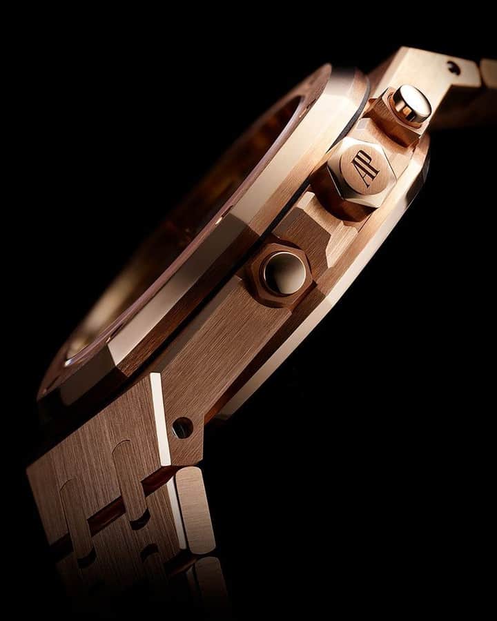 Yoshida 東京本店さんのインスタグラム写真 - (Yoshida 東京本店Instagram)「Audemars Piguet (オーデマ ピゲ) の代表的コレクション「ロイヤル オーク」。18Kピンクゴールド×クロノグラフのこちらのモデルは、38mmケースで腕元に馴染みやすく、さりがないラグジュアリー感を演出してくれます。六角形ビスが打ち込まれた八角形のベゼルなど、随所に受け継がれた「ロイヤル オーク」ならではのアイコニックなデザインをお楽しみください。  Ref.  26315OR.OO.1256OR.01  ロイヤル オーク クロノグラフ  オーデマ ピゲ コレクションは、弊社ウェブサイト⇒メニュー「MEN'S(メンズ)」or「LADIES'(レディス)」⇒「オーデマ ピゲ」まで。  お問い合わせはこちら @yoshida_watch ———————————— YOSHIDA 東京本店 東京都渋谷区幡ケ谷2-13-5 TEL: 03-3377-5401  オーデマ ピゲ ブティック 大阪 大阪府大阪市中央区心斎橋筋2-6-9 TEL: 06-6214-5401  ————————————  #AudemarsPiguet #オーデマピゲ #RoyalOak #ロイヤルオーク #YOSHIDA #ヨシダ」11月19日 18時00分 - yoshida_watch