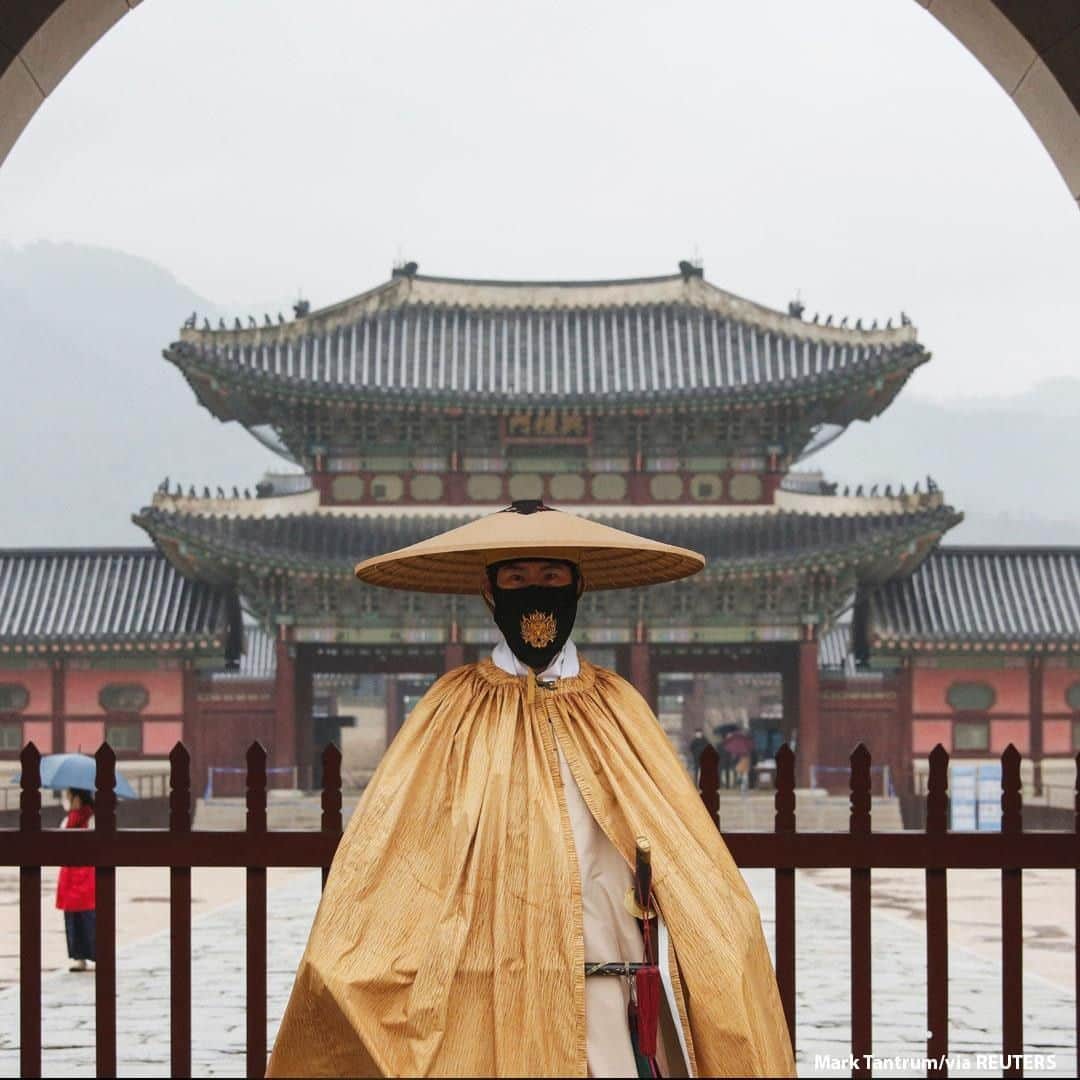 ABC Newsさんのインスタグラム写真 - (ABC NewsInstagram)「A worker wearing traditional attire wears a mask to prevent the spread of coronavirus during the daily re-enactment of the changing of the Royal Guards at Gyeongbok Palace in central Seoul, South Korea. #southkorea #seoul」11月19日 18時00分 - abcnews