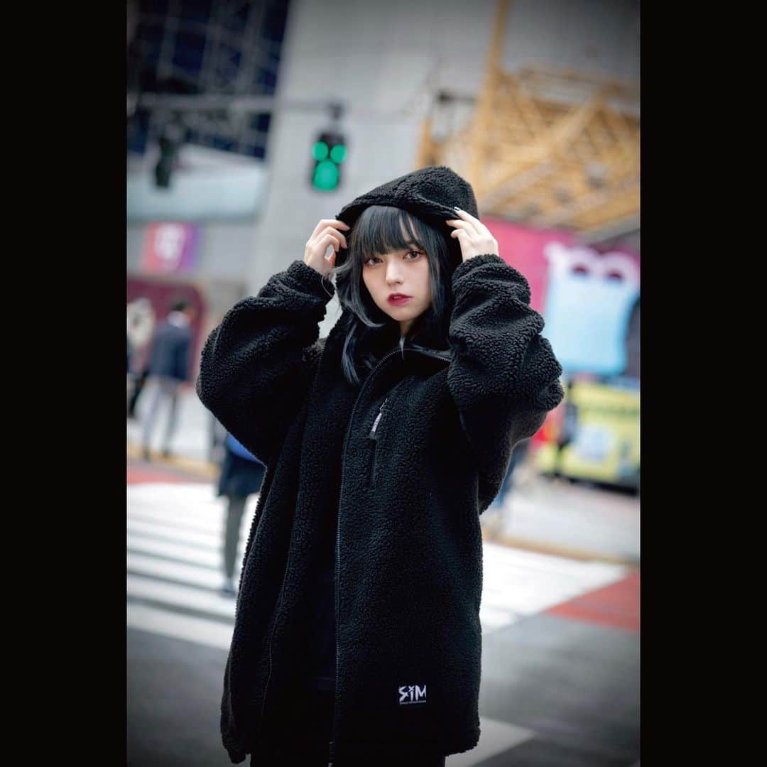 SiMさんのインスタグラム写真 - (SiMInstagram)「【SiM WiNTER COLLECTION 2020】  -"FAKE BOA HOODiE"-  受注期間:11/22(日) 23:59まで 受付はこちらへ→collectivejp.com  Model: @raimu0726_official  @mahfromsim  Photo: @hideaki_nagata Hair make:  @makisakate Project Assistant:  @s.uneo」11月19日 18時00分 - sim_japan