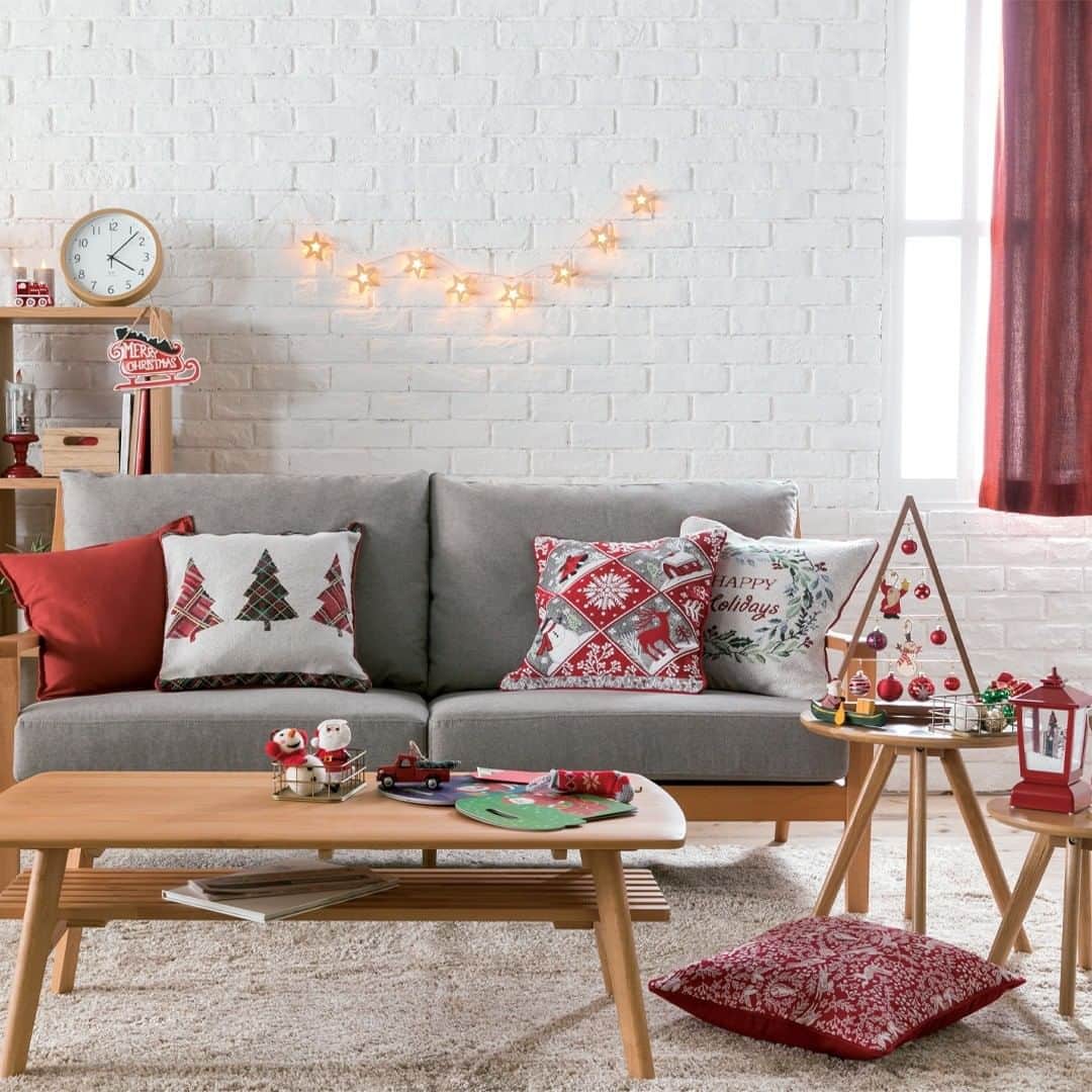 LEEさんのインスタグラム写真 - (LEEInstagram)「ちょこっと置くだけ、飾るだけで、いつもの部屋がクリスマス仕様に早変わり！  クリスマスは子どもたちにとって一大イベント。いつもの部屋を可愛く飾れば大喜びすること間違いなし！  シンプル＆コンパクトなオーナメントツリーや、テーブルが華やぐランチョンマット、組み合わせを考えることによってちょっとしたハンドメイド気分も味わえるガーランドやスワッグなど……ニトリのクリスマスアイテムは、飾り付け＆収納どっちも簡単！  手軽に取り入れられるニトリのインテリア雑貨を活用して、思い出に残る素敵なクリスマスを家族で楽しみませんか。  @nitori_official #ニトリ #おねだん以上 #nitori #インテリア #クリスマス #Xmas #家族で楽しむクリスマス #クリスマスインテリア #クリスマスパーティー #クリスマスツリー #magazinelee #PR」11月19日 18時00分 - magazinelee