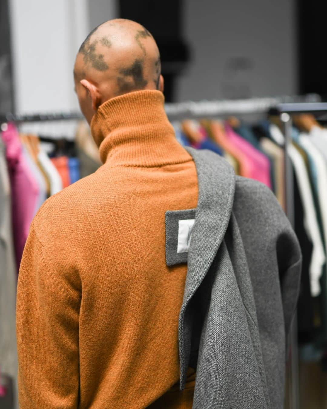 アメリカンビンテージのインスタグラム：「This warm jumper Soulabay deserves a close up. ___  #AmericanVintage #FW20 #menswear」