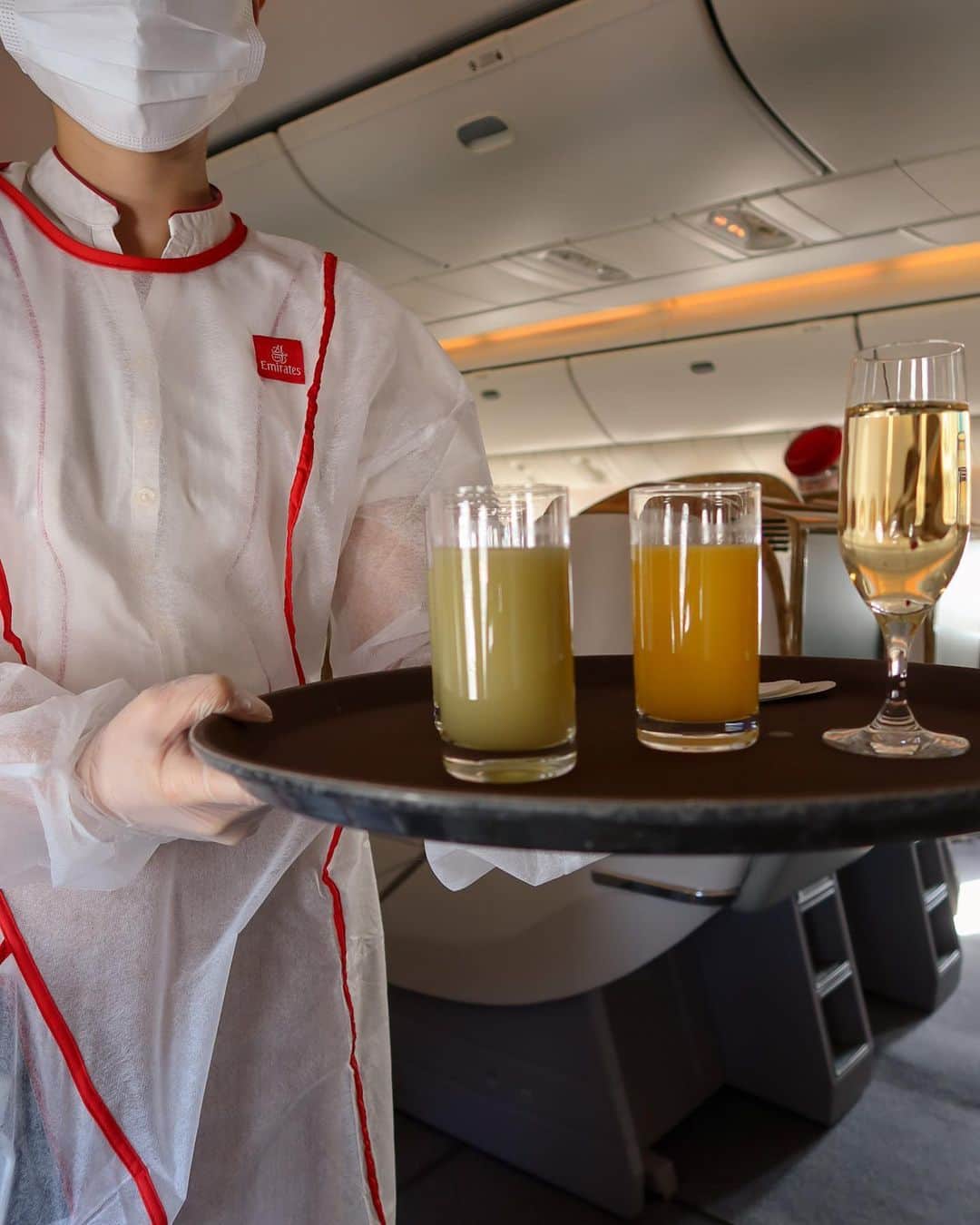 YUKIさんのインスタグラム写真 - (YUKIInstagram)「Fly with @emirates  . 新しい旅の仕方。 エミレーツ航空では、コロナ対策として 衛生キットが配られたり 客室乗務員の方は全員、PPEを着用。 機内のお手洗いも約45分毎に除菌されているみたい✔︎ このご時世、まだまだ油断できないけれど 今後も仕事なども含め移動は必要だから、 こういった対策をきちんとされている航空会社さんを 選ぶのは凄く大切だなと思ったんだ！ エミレーツ航空さんのWebサイトでは 各国の状況をその都度更新もしてくれるし 万が一の予約日の変更やキャンセル対応も とても丁寧にしてくれるから そういった面も安心できて お仕事でもプライベートでも エミレーツは乗ることが多い✈️ . #emirates #flybetter #emiratesairline #エミレーツ航空」11月19日 18時01分 - 001y_k_