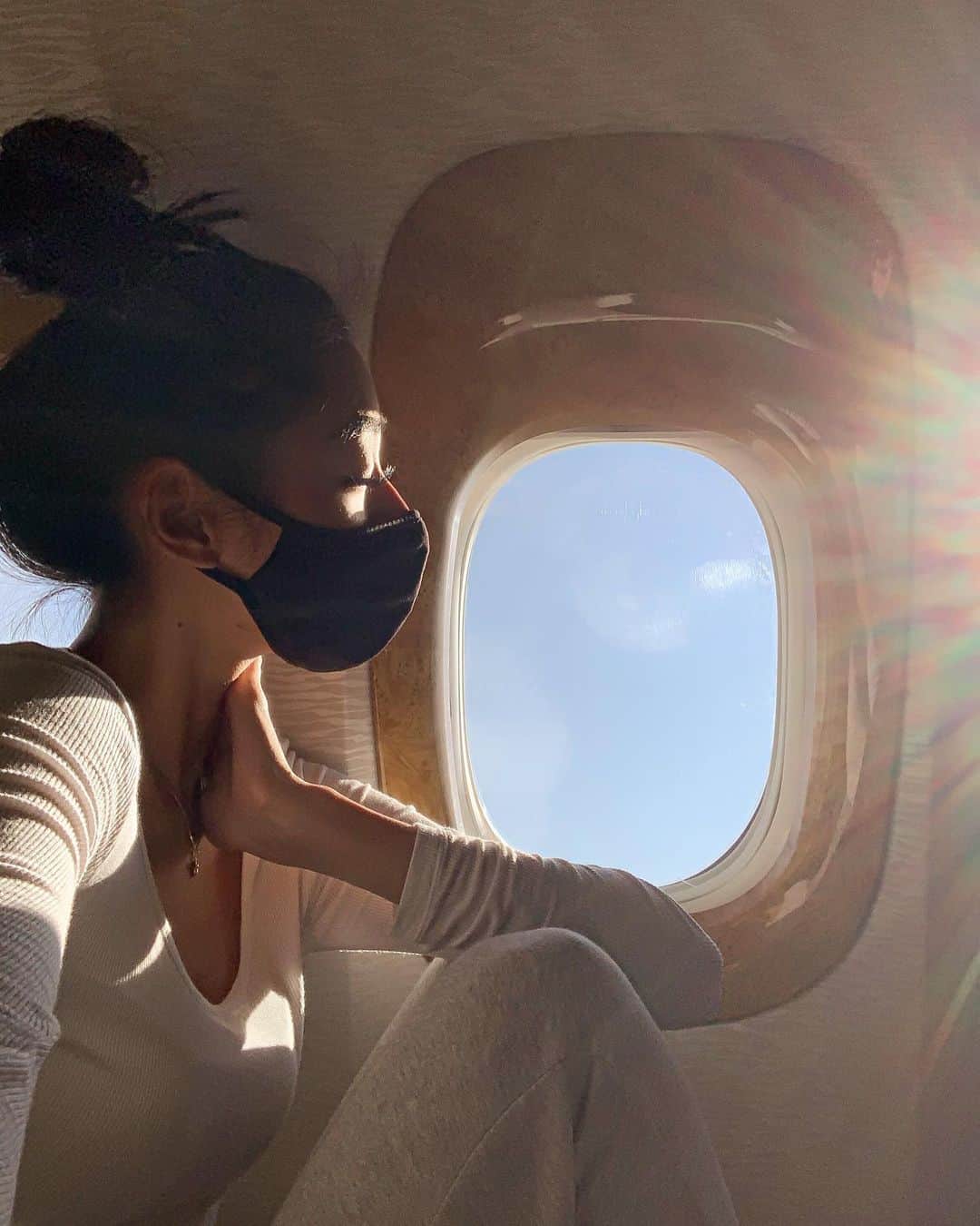 YUKIさんのインスタグラム写真 - (YUKIInstagram)「Fly with @emirates  . 新しい旅の仕方。 エミレーツ航空では、コロナ対策として 衛生キットが配られたり 客室乗務員の方は全員、PPEを着用。 機内のお手洗いも約45分毎に除菌されているみたい✔︎ このご時世、まだまだ油断できないけれど 今後も仕事なども含め移動は必要だから、 こういった対策をきちんとされている航空会社さんを 選ぶのは凄く大切だなと思ったんだ！ エミレーツ航空さんのWebサイトでは 各国の状況をその都度更新もしてくれるし 万が一の予約日の変更やキャンセル対応も とても丁寧にしてくれるから そういった面も安心できて お仕事でもプライベートでも エミレーツは乗ることが多い✈️ . #emirates #flybetter #emiratesairline #エミレーツ航空」11月19日 18時01分 - 001y_k_