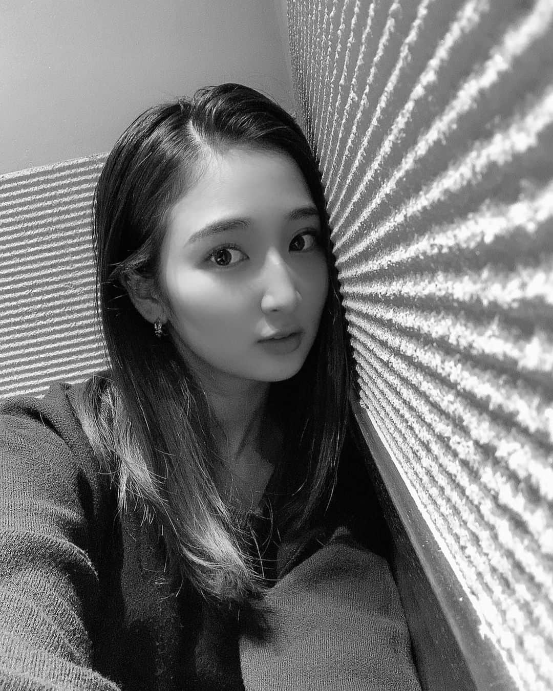 小磯陽香のインスタグラム：「少し前にマツエクしてもらってきました🥰 きれーーーい！かみぃぃいい🤤💓 ありがとうございました💟  今回のメニューは、アイシャンプー→リペアをやっていただきました🔥  私のインスタを見たで 1.オフ代無料 2.アイシャンプーサービス 3.指名料無料 4.ケラチンorアミノ酸トリートメントサービス (上記全てDMからの予約のみ対象)  になるので、タグ付けしてあるのでそこから飛んでいってみてーーー！💜  エクステの詳細は 毛質→フラットラッシュ カール→CC 長さ→目頭を空けて9.10.9 左65本　右70本 で、おしあげしてます✨  #マツエク #マツエクデザイン #マツエクデザインナチュラル　#小磯陽香」