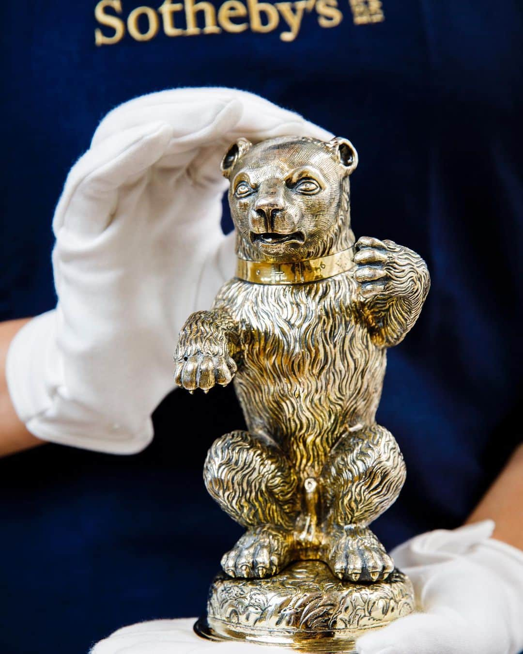 サザビーズさんのインスタグラム写真 - (サザビーズInstagram)「The Bare Necessities 🐻 This German silver-gilt drinking cup modelled as a bear was made by Hans Auf der Burg in Nuremberg around the late 16th / early 17th century. Various animals and birds, such as leopards and owls, were used as inspiration for drinking cups made in precious metal - these objects became highly prized, and undoubtedly were witnesses to numerous occasions of merriment. It will be offered in the eleventh edition of our annual Treasures sale in London on 10 December.   #SothebysTreasures #SothebysDecArts」11月19日 18時03分 - sothebys