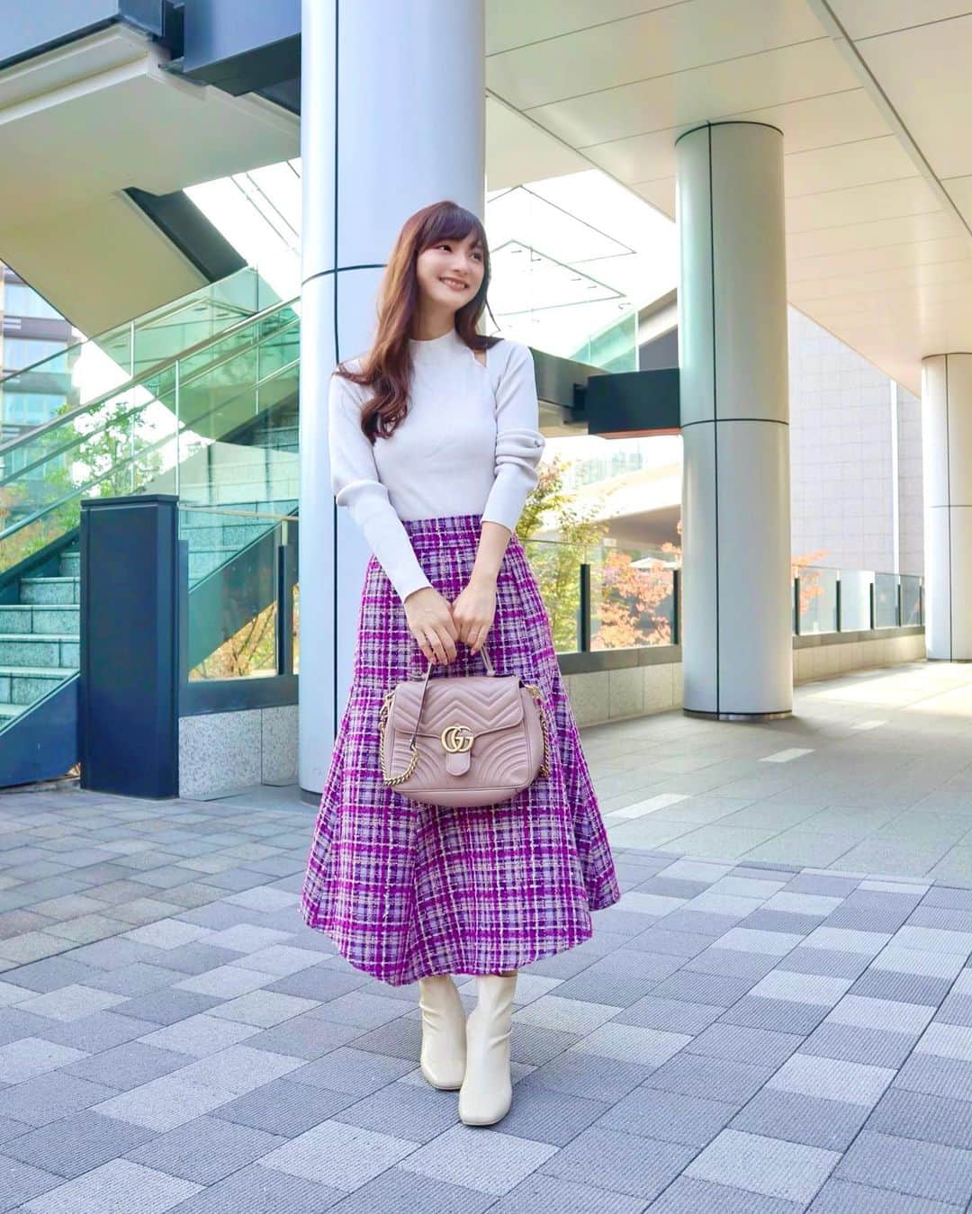 のインスタグラム：「最近毎日暖かくてお散歩日和🍃 息子を連れて、少しだけお散歩するのが楽しみなのです🙆‍♀️  スカートはRirandrureのもの💓 Rirandtureルミネ新宿店とArpege storyなんばCITY店の限定アイテムなんだって👀 秋になるとツイードのお洋服ばかり見てしまう💕  tops @mercuryduo_com #mercuryduo  skirt @rirandture_official #rirandture  bag @gucci #gucci boots @murua_official #murua  #coordinate#ootd#Japanese#japanesegirl#instafashion#rubi_fashion#男の子ママ#新米ママ#秋服#新作#冬服#ニット#오오티디#아웃핏#ツイードスカート#リランドチュール#マーキュリーデュオ」