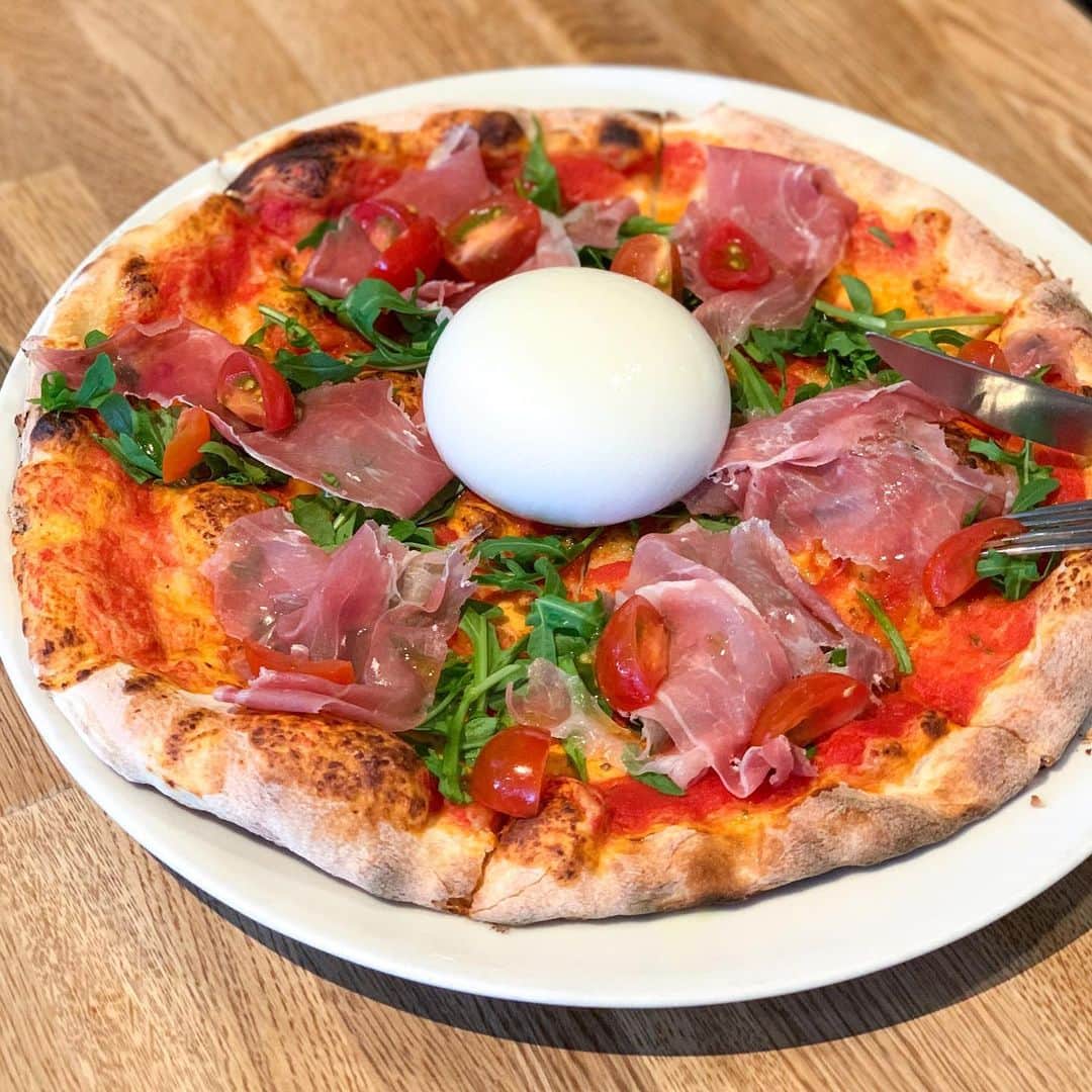 Aiさんのインスタグラム写真 - (AiInstagram)「﻿ 【 GOOD CHEESE GOOD PIZZA 日比谷 】﻿ ﻿ 日比谷ミッドタウンにある﻿ 作り立てのチーズがいただけるお店🐮🧀﻿ ﻿ ■つくりたてリコッタ／650円﻿ ﻿ ほろほろとろける濃厚なリコッタ୨୧﻿ リッチな味わいなのに﻿ さっぱり感もあってするする溶けていく‘٩꒰｡•◡•｡꒱۶’﻿ 蜂蜜をかけるとよりデザート感があっぷしますが、﻿ そのままでも本当においしい～～！﻿ ﻿ ■マルゲリータ・ブッラータ／2,200円﻿ ﻿ ブッラータを丸々のせたマルゲリータ🍕﻿ 表面はぷにぷに弾力があって﻿ 中にはフレッシュクリームがたっぷり！﻿ ナイフを入れるとぶわ～っと溢れる演出が◎﻿ クリスピーな生地に、﻿ 香りも塩気もバッチリな生ハムも最高でした～～⸜(๑’ᵕ’๑)⸝﻿ ﻿ ﻿ 自由が丘と国立にも店舗があるので﻿ お近くの店舗に行ってみて下さいฅʕ•ﻌ•ʔ﻿ ﻿ ﻿  ‥…━━ *‥…━━ *　‥…━━ *　‥…━━ *　﻿ ﻿ GOOD CHEESE GOOD PIZZA 日比谷﻿ ﻿ 住所：東京都千代田区有楽町1-1-2 東京ミッドタウン日比谷 2F﻿ 電話：03-6831-1900﻿ 営業時間﻿ [平日]﻿ ランチ 11:00〜16:00（L.O.15:00）﻿ ディナー 17:00〜23:00（L.O. フード21:30/ドリンク22:00）﻿ [土・日・祝]﻿ 11:00～23:00（L.O. フード21:30/ドリンク22:00）﻿ 定休日：施設に順ずる﻿ ﻿  ‥…━━ *‥…━━ *　‥…━━ *　‥…━━ *　﻿ ﻿ ﻿ ﻿ #日比谷カフェ #日比谷ランチ #日比谷ミッドタウン #自由が丘カフェ #自由が丘ランチ #国立カフェ #goodcheesegoodpizza #ピザ #チーズ #ブラータチーズ #ブッラータ #リコッタチーズ #銀座カフェ #銀座ランチ #銀座グルメ #東京グルメ #東京ランチ #カフェ好きな人と繋がりたい #インスタ探検隊 #カフェ巡り #カフェ #東京カフェ #カフェスタグラム  #食べるの好きな人と繋がりたい  #tokyocafe  #cafestagram」11月19日 18時06分 - ai_mahalo