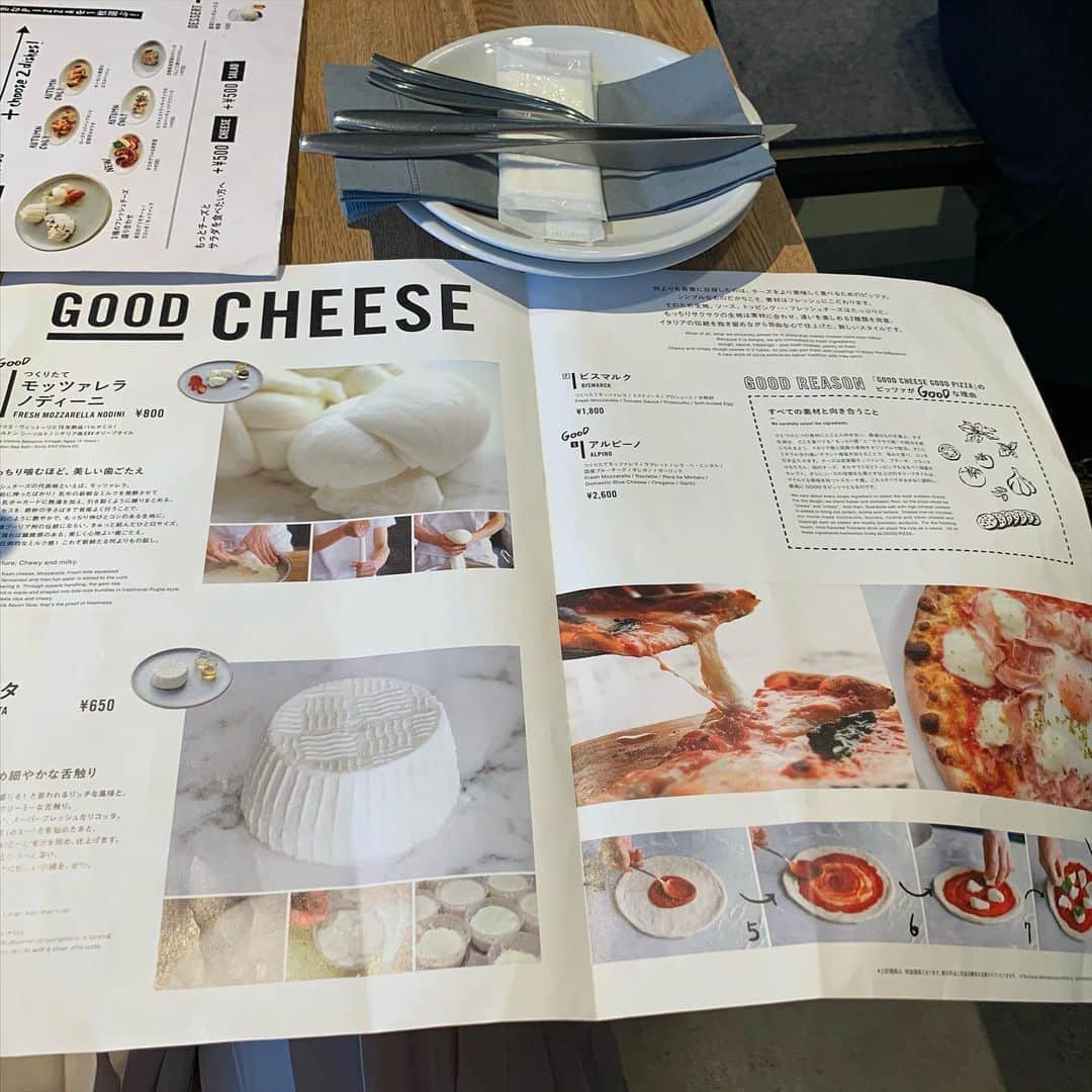 Aiさんのインスタグラム写真 - (AiInstagram)「﻿ 【 GOOD CHEESE GOOD PIZZA 日比谷 】﻿ ﻿ 日比谷ミッドタウンにある﻿ 作り立てのチーズがいただけるお店🐮🧀﻿ ﻿ ■つくりたてリコッタ／650円﻿ ﻿ ほろほろとろける濃厚なリコッタ୨୧﻿ リッチな味わいなのに﻿ さっぱり感もあってするする溶けていく‘٩꒰｡•◡•｡꒱۶’﻿ 蜂蜜をかけるとよりデザート感があっぷしますが、﻿ そのままでも本当においしい～～！﻿ ﻿ ■マルゲリータ・ブッラータ／2,200円﻿ ﻿ ブッラータを丸々のせたマルゲリータ🍕﻿ 表面はぷにぷに弾力があって﻿ 中にはフレッシュクリームがたっぷり！﻿ ナイフを入れるとぶわ～っと溢れる演出が◎﻿ クリスピーな生地に、﻿ 香りも塩気もバッチリな生ハムも最高でした～～⸜(๑’ᵕ’๑)⸝﻿ ﻿ ﻿ 自由が丘と国立にも店舗があるので﻿ お近くの店舗に行ってみて下さいฅʕ•ﻌ•ʔ﻿ ﻿ ﻿  ‥…━━ *‥…━━ *　‥…━━ *　‥…━━ *　﻿ ﻿ GOOD CHEESE GOOD PIZZA 日比谷﻿ ﻿ 住所：東京都千代田区有楽町1-1-2 東京ミッドタウン日比谷 2F﻿ 電話：03-6831-1900﻿ 営業時間﻿ [平日]﻿ ランチ 11:00〜16:00（L.O.15:00）﻿ ディナー 17:00〜23:00（L.O. フード21:30/ドリンク22:00）﻿ [土・日・祝]﻿ 11:00～23:00（L.O. フード21:30/ドリンク22:00）﻿ 定休日：施設に順ずる﻿ ﻿  ‥…━━ *‥…━━ *　‥…━━ *　‥…━━ *　﻿ ﻿ ﻿ ﻿ #日比谷カフェ #日比谷ランチ #日比谷ミッドタウン #自由が丘カフェ #自由が丘ランチ #国立カフェ #goodcheesegoodpizza #ピザ #チーズ #ブラータチーズ #ブッラータ #リコッタチーズ #銀座カフェ #銀座ランチ #銀座グルメ #東京グルメ #東京ランチ #カフェ好きな人と繋がりたい #インスタ探検隊 #カフェ巡り #カフェ #東京カフェ #カフェスタグラム  #食べるの好きな人と繋がりたい  #tokyocafe  #cafestagram」11月19日 18時06分 - ai_mahalo
