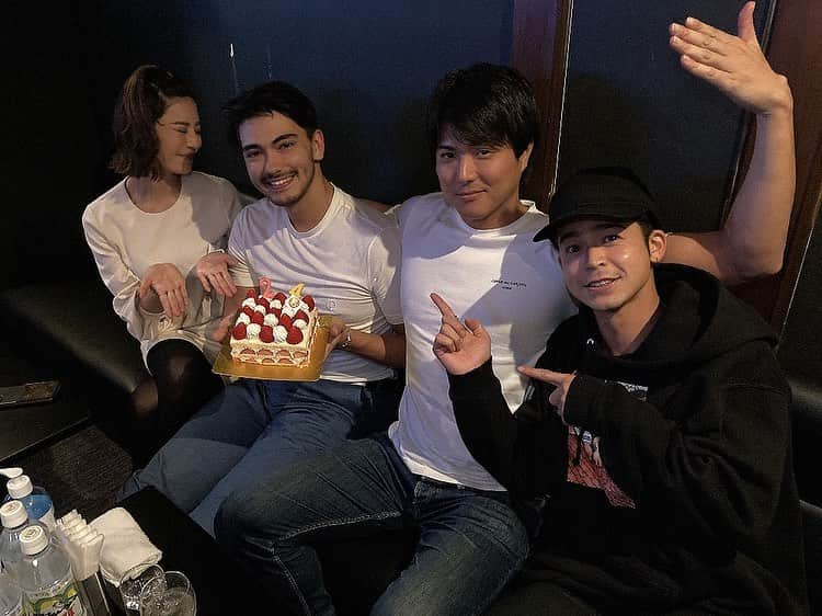 保田賢也のインスタグラム：「. 誕生日おめでとう🎂‼️ 親友であり弟みたいでたまに兄貴っぽいNOAH. カウントダウンでお祝いできて良かった🥂🎂 . . #誕生日 #最近週5で会ってる  #そしてカラオケも🎤 #若いって素晴らしい  #ケーキも美味しかった #若いっていいな  #24歳 #若いって怖い  #頑張ろ」