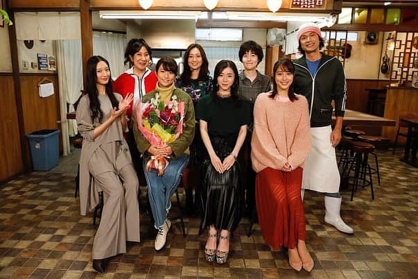 ドラマ「七人の秘書」【公式】さんのインスタグラム写真 - (ドラマ「七人の秘書」【公式】Instagram)「＊﻿ 先日、#milet さんが﻿ #ラーメン萬 のセットに遊びに来てくださいました💐﻿ ﻿ #江口洋介 さんが、﻿ 特製miletスペシャルとしてラーメンを振る舞うことに🍜💪🏻﻿ ﻿ miletさんにも喜んでいただけたようで、﻿ 良かったです…☺️❣️﻿ ﻿ #女神降臨🙈﻿ #七人の秘書﻿ #第5話﻿ #今夜9時」11月19日 18時07分 - 7_hisho_tvasahi
