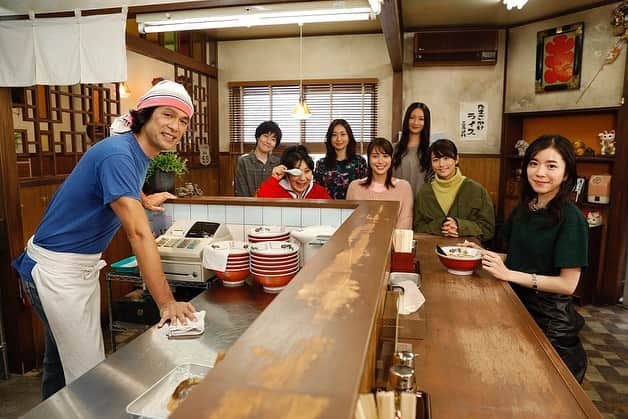 ドラマ「七人の秘書」【公式】さんのインスタグラム写真 - (ドラマ「七人の秘書」【公式】Instagram)「＊﻿ 先日、#milet さんが﻿ #ラーメン萬 のセットに遊びに来てくださいました💐﻿ ﻿ #江口洋介 さんが、﻿ 特製miletスペシャルとしてラーメンを振る舞うことに🍜💪🏻﻿ ﻿ miletさんにも喜んでいただけたようで、﻿ 良かったです…☺️❣️﻿ ﻿ #女神降臨🙈﻿ #七人の秘書﻿ #第5話﻿ #今夜9時」11月19日 18時07分 - 7_hisho_tvasahi